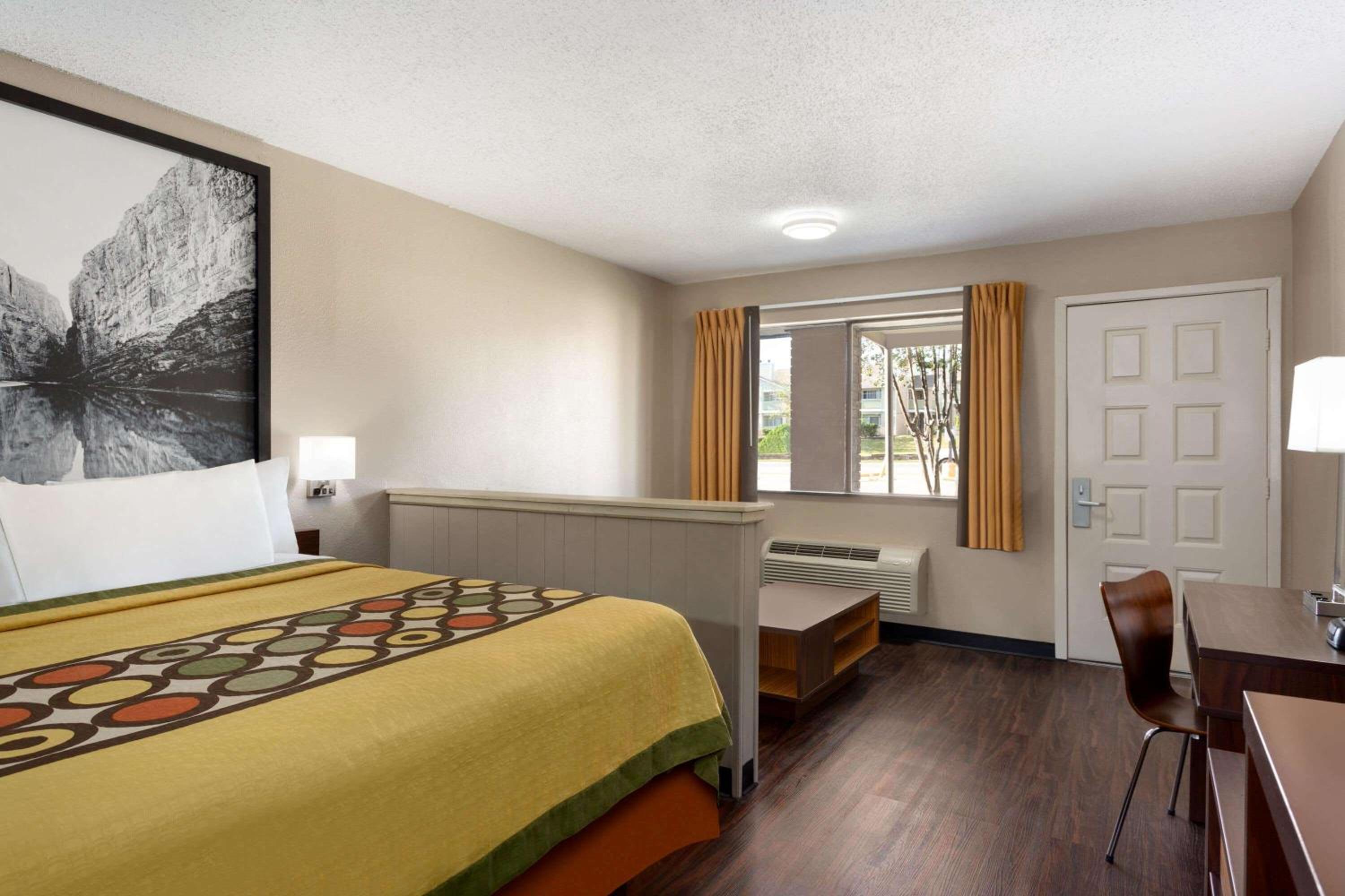 King Room - Non-Smoking - Photo 5