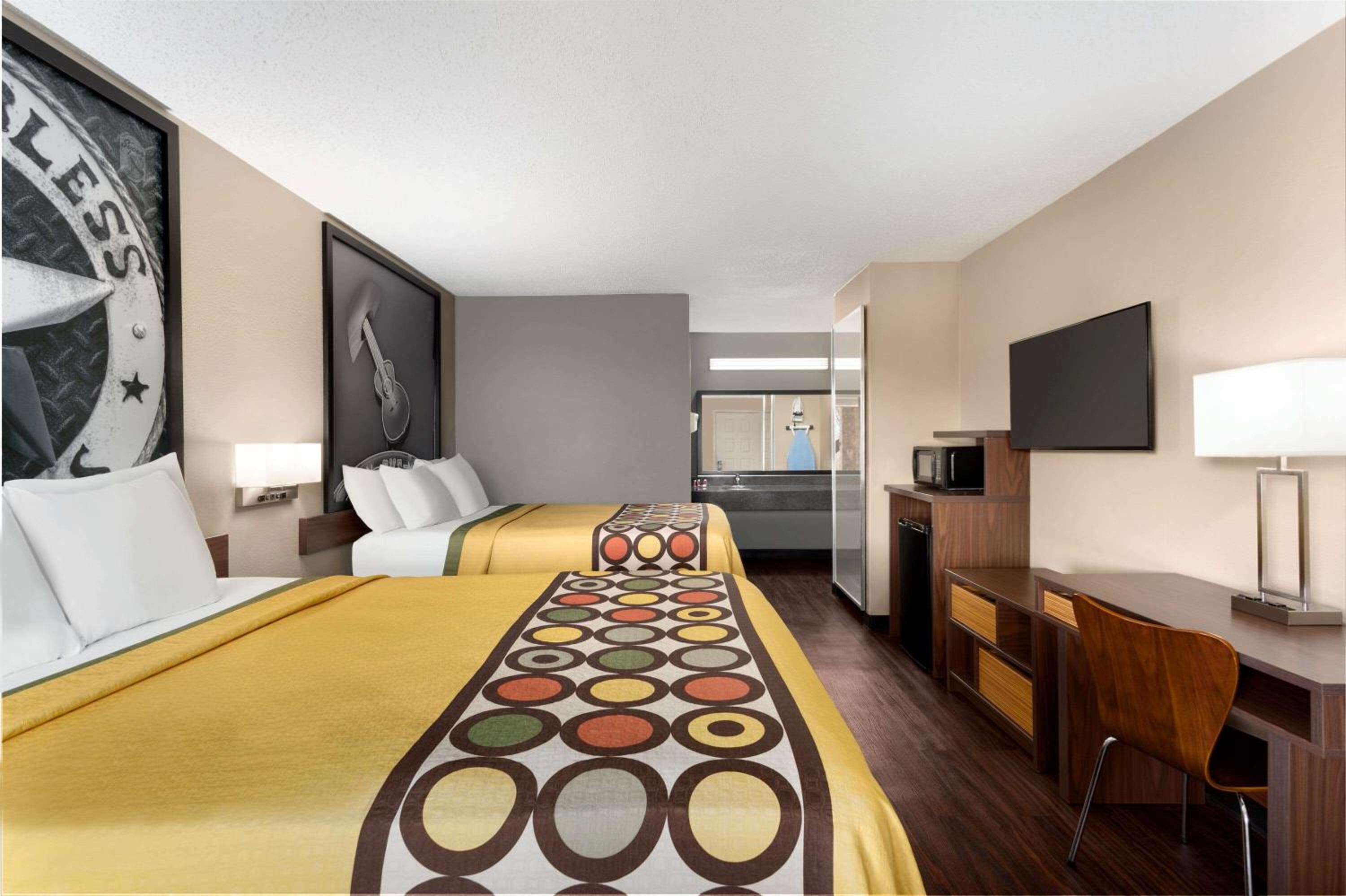Queen Room with Two Queen Beds - Non-Smoking - Photo 5