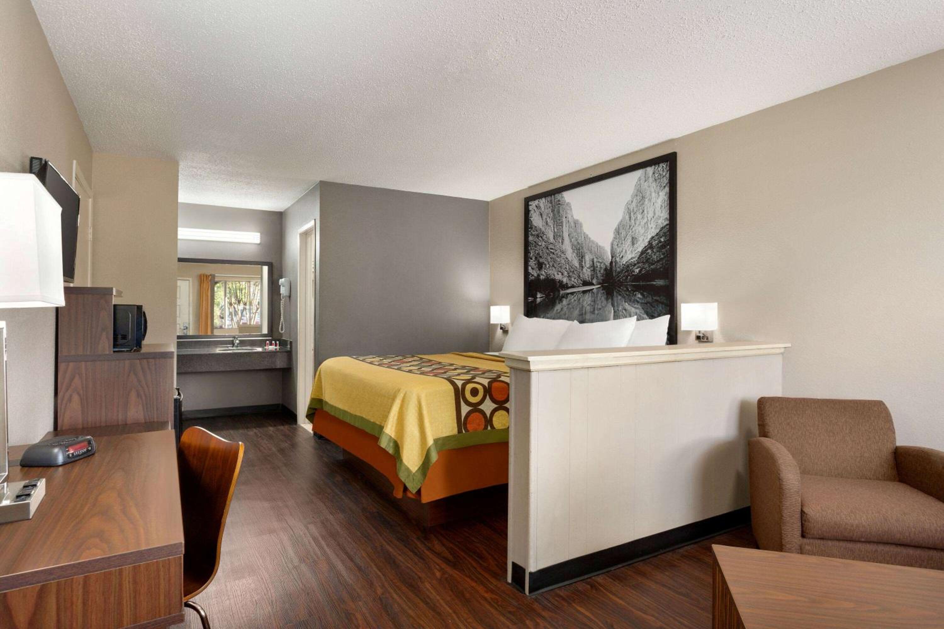 King Room - Non-Smoking - Photo 6