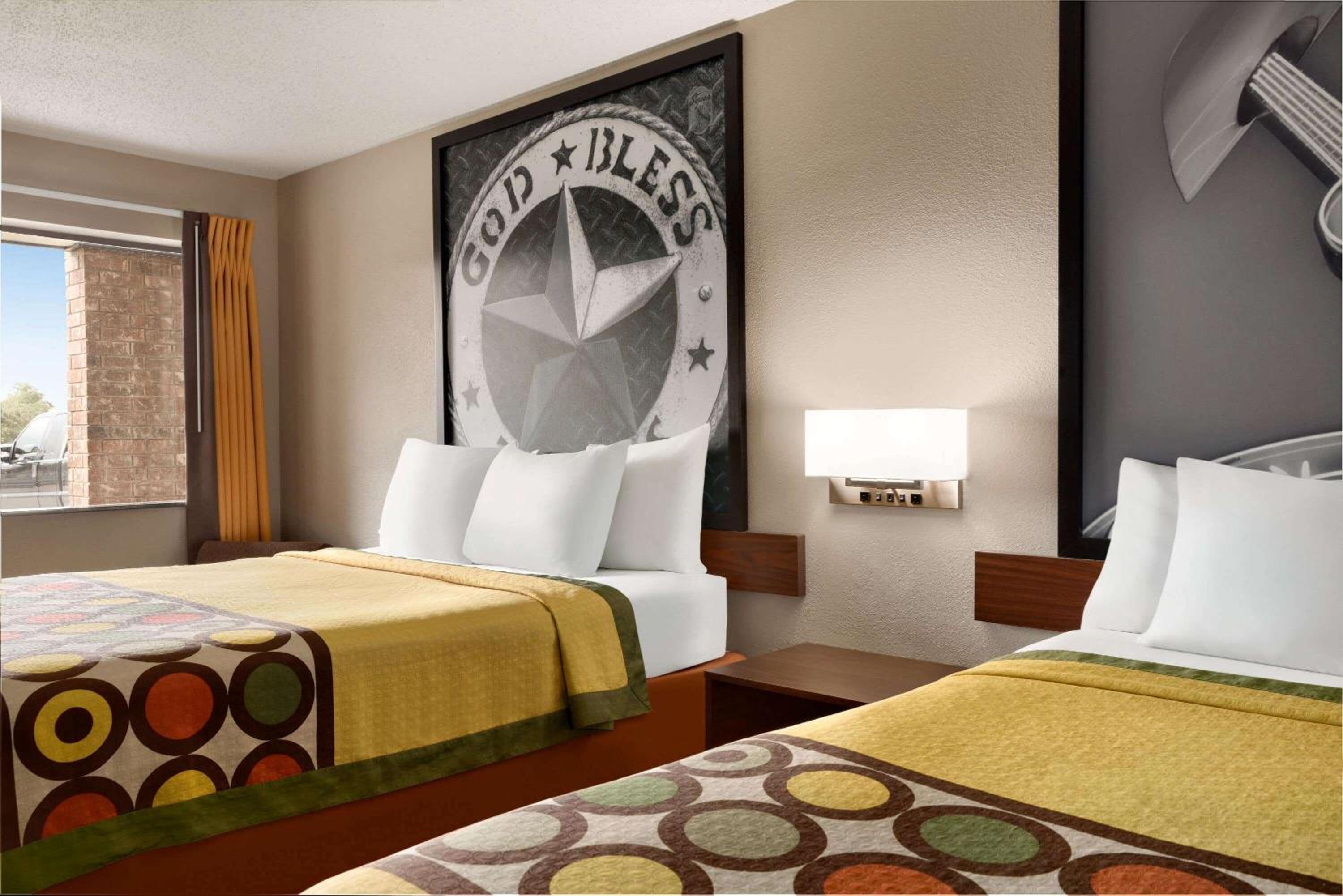 Queen Room with Two Queen Beds - Non-Smoking - Photo 3
