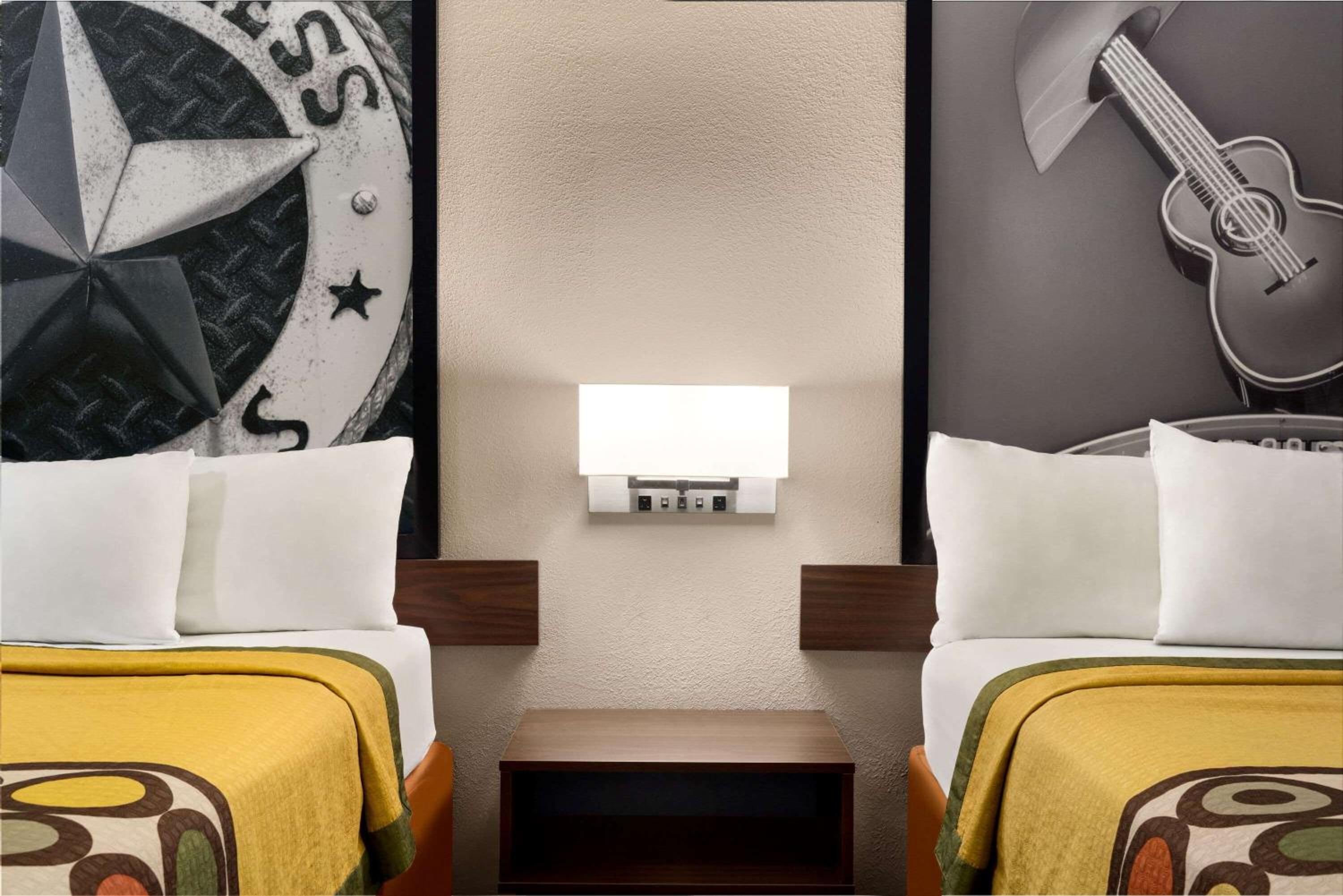 Queen Room with Two Queen Beds - Non-Smoking - Photo 6