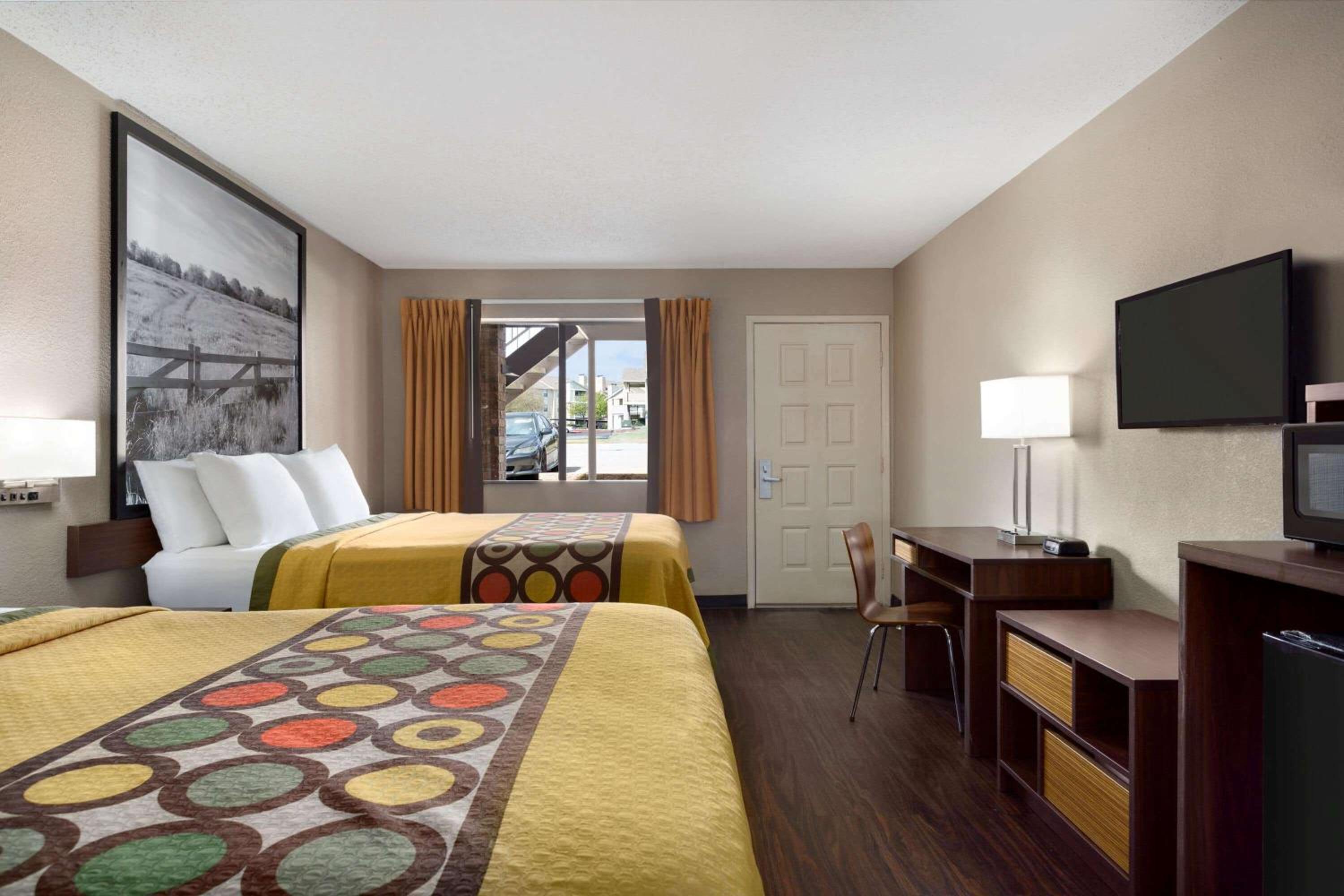 Queen Room with Two Queen Beds - Non-Smoking - Photo 1
