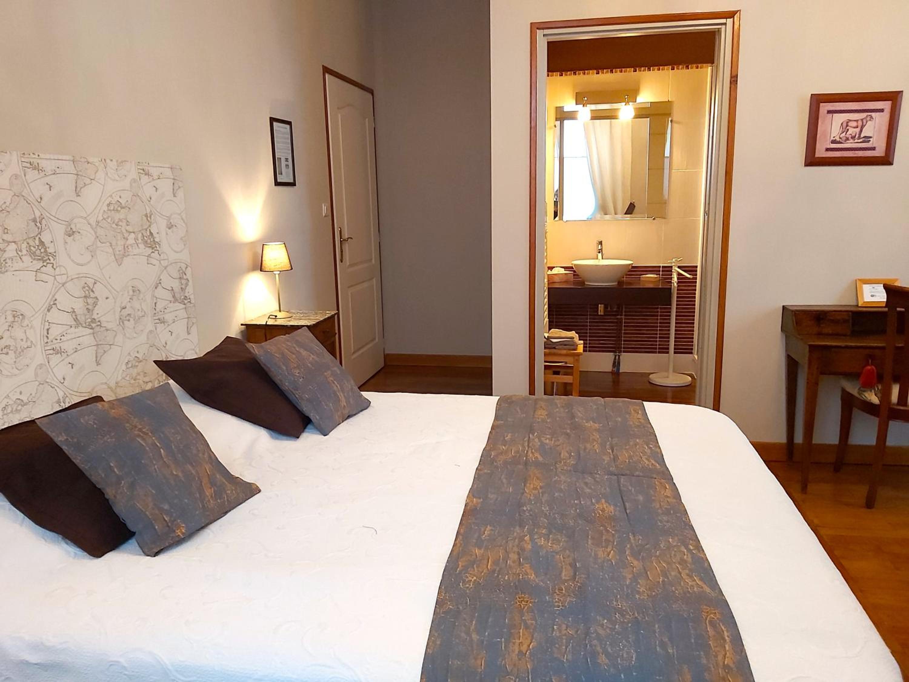 Queen Room photo 2