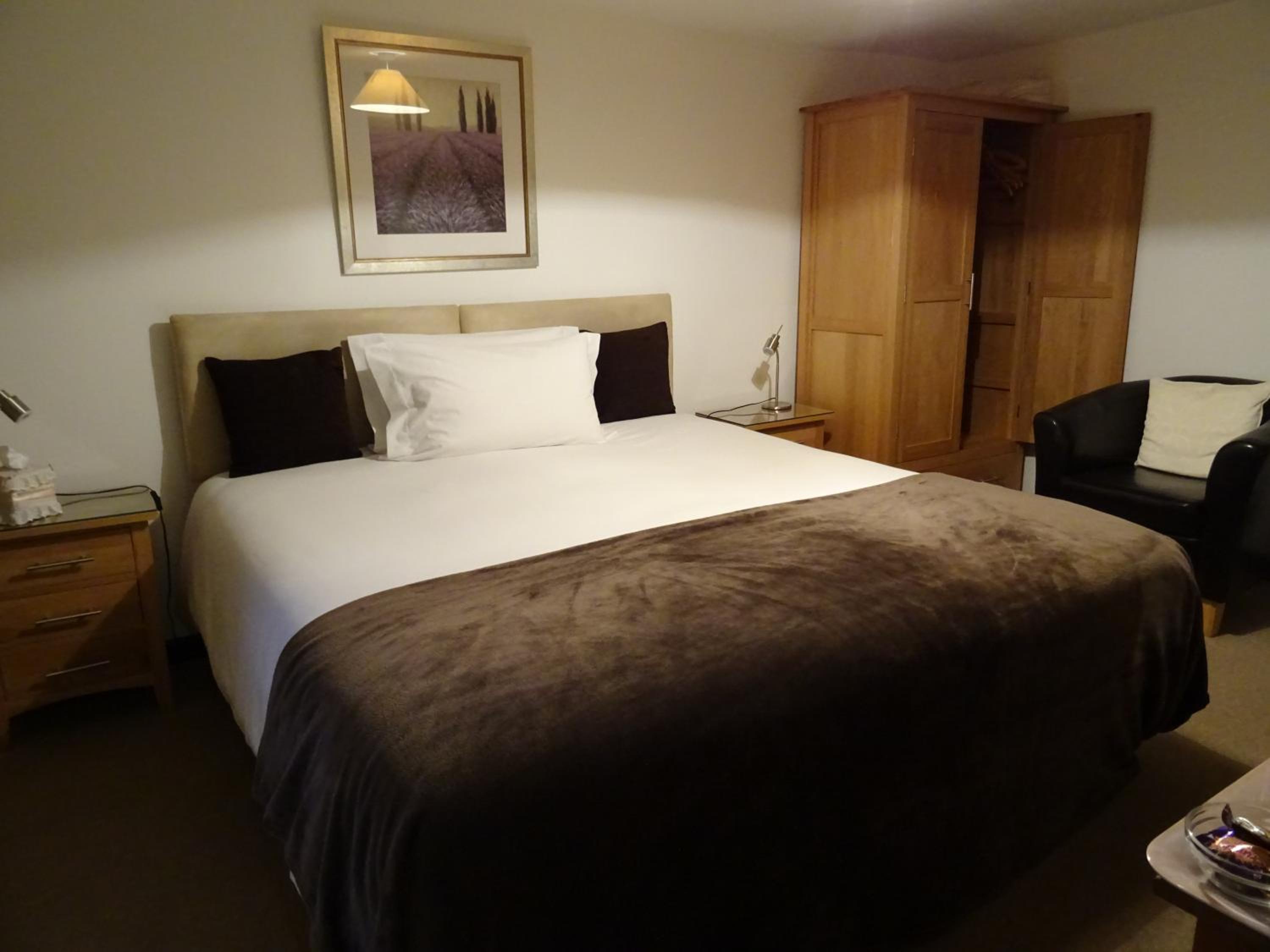 Room 2 - Super King Double photo 2