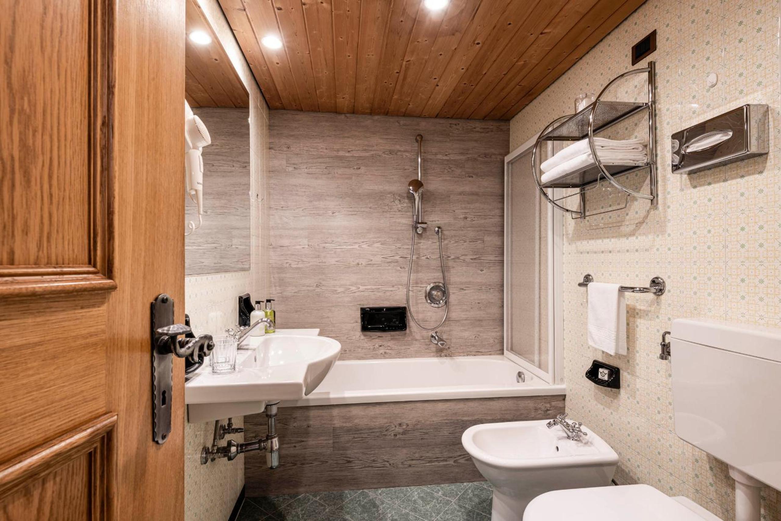 Superior Double or Twin Room - Photo 4