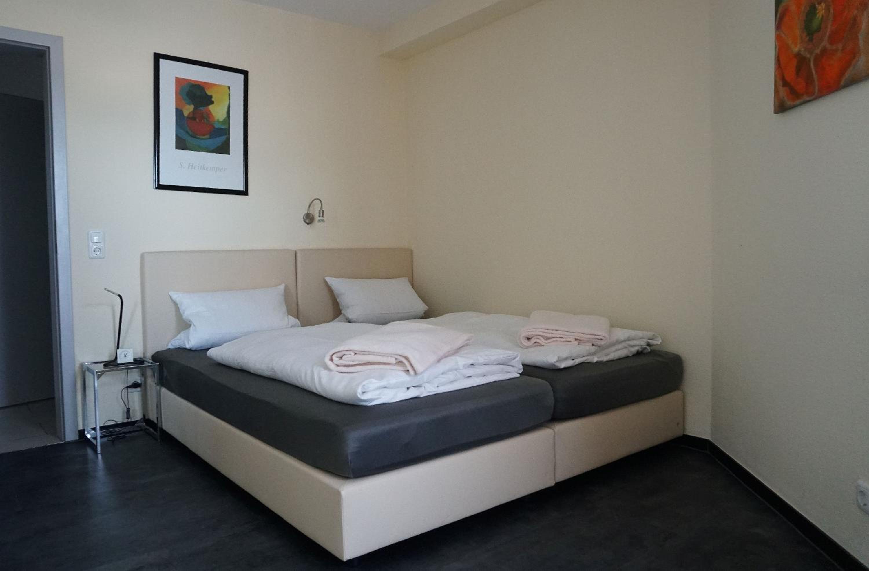 One-Bedroom Apartment - Photo 2