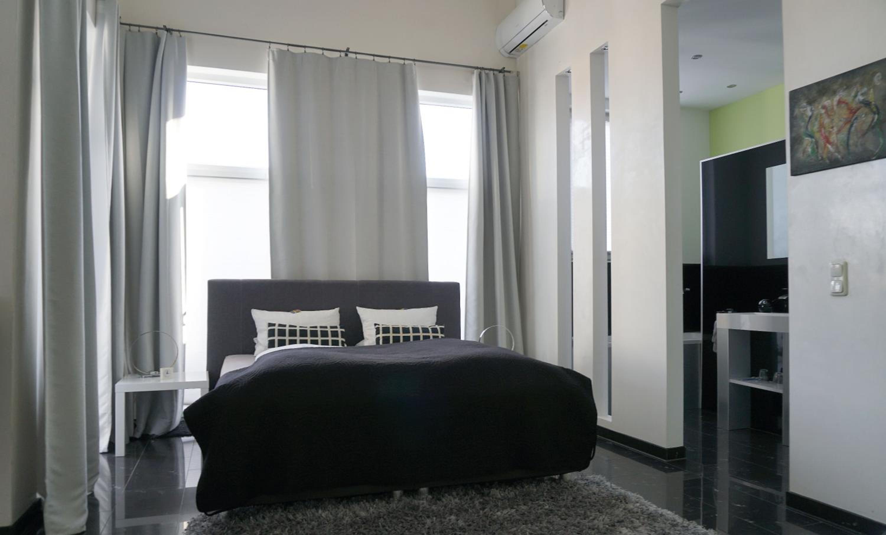 Deluxe Suite with Spa Bath - Photo 3