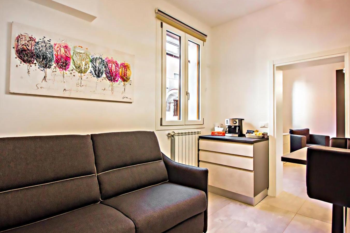 One-Bedroom Apartment photo 1