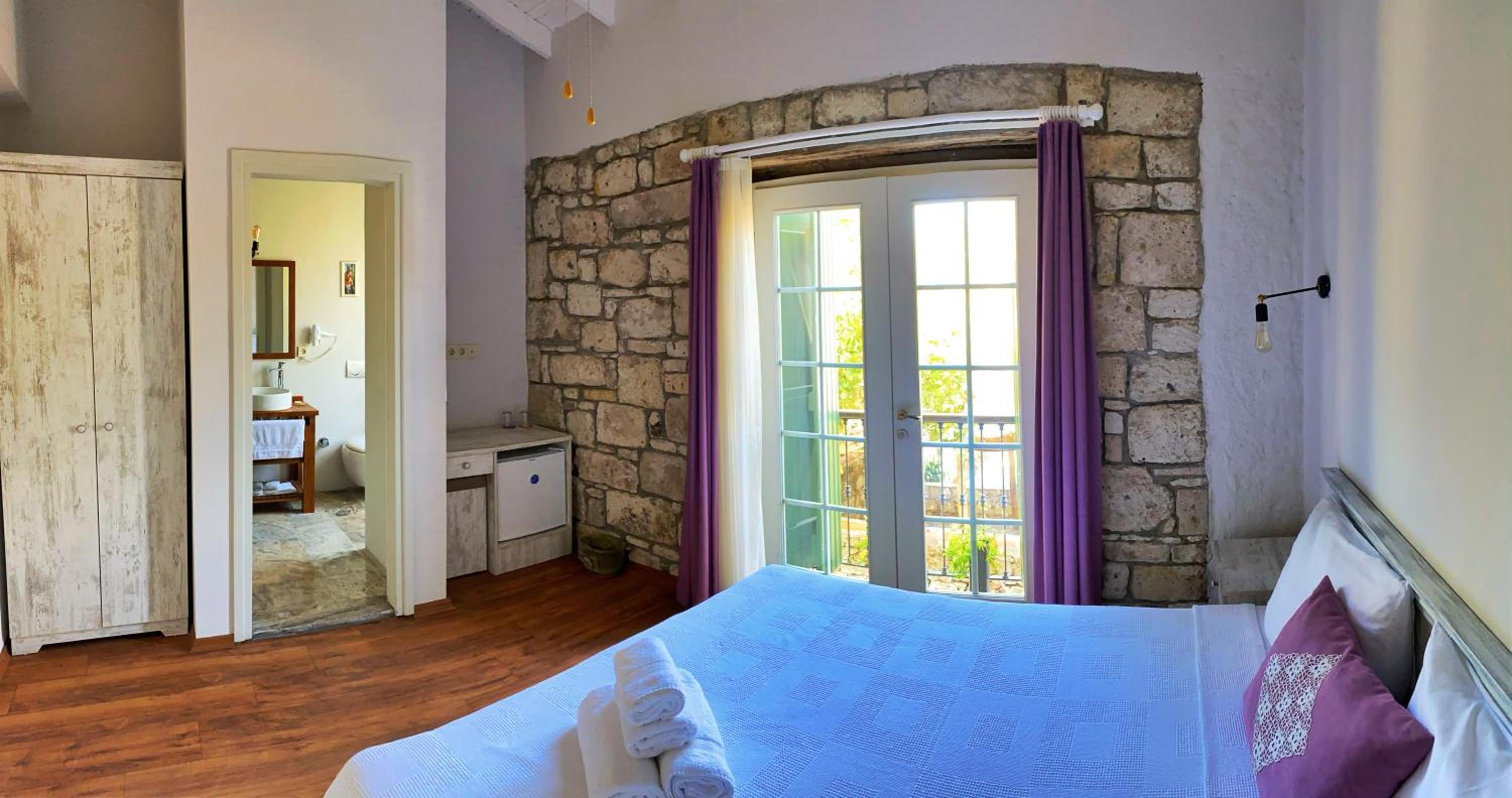 Deluxe Double Room with Balcony - Photo 3