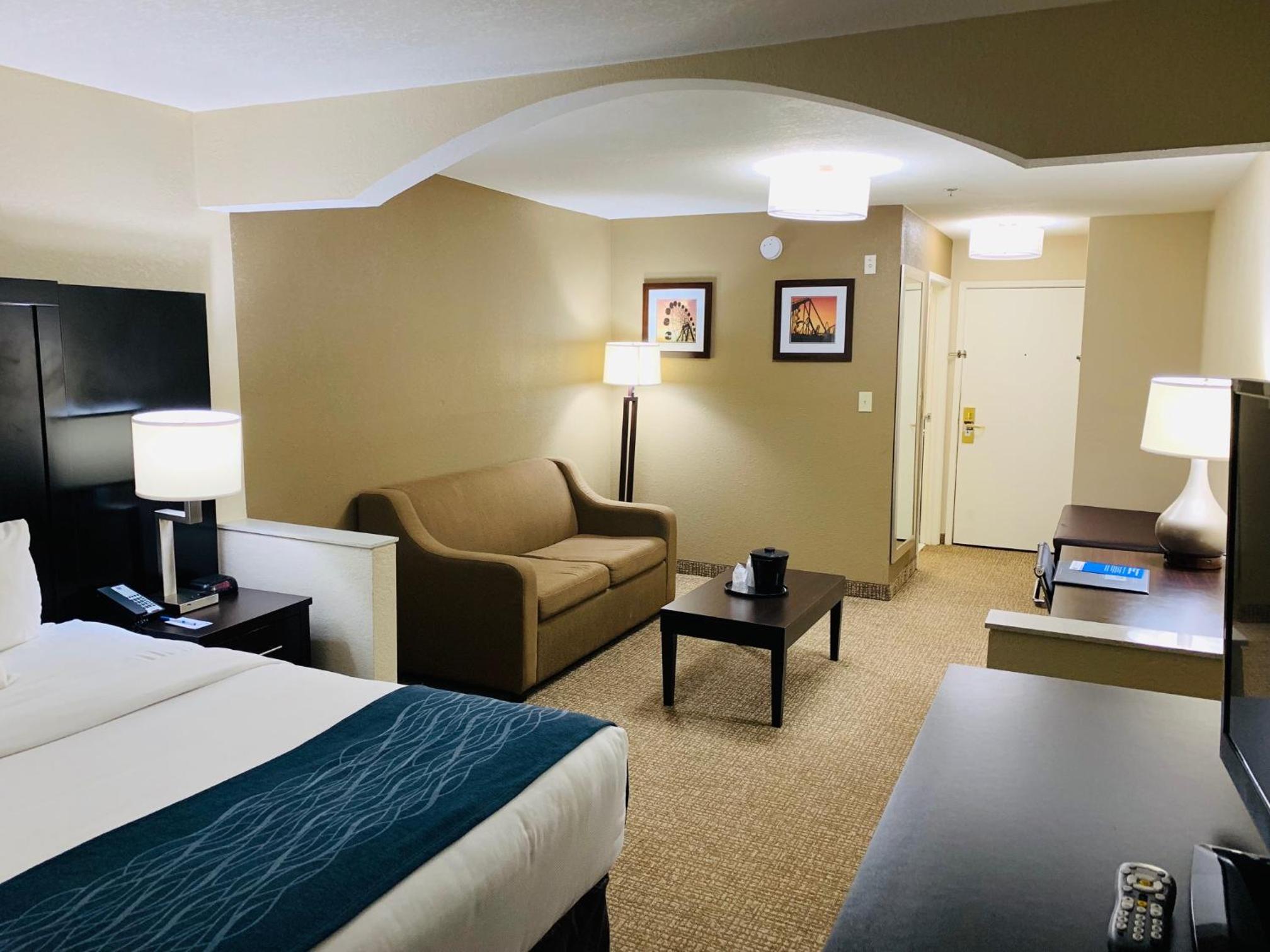 King Suite - Non-Smoking - Photo 1