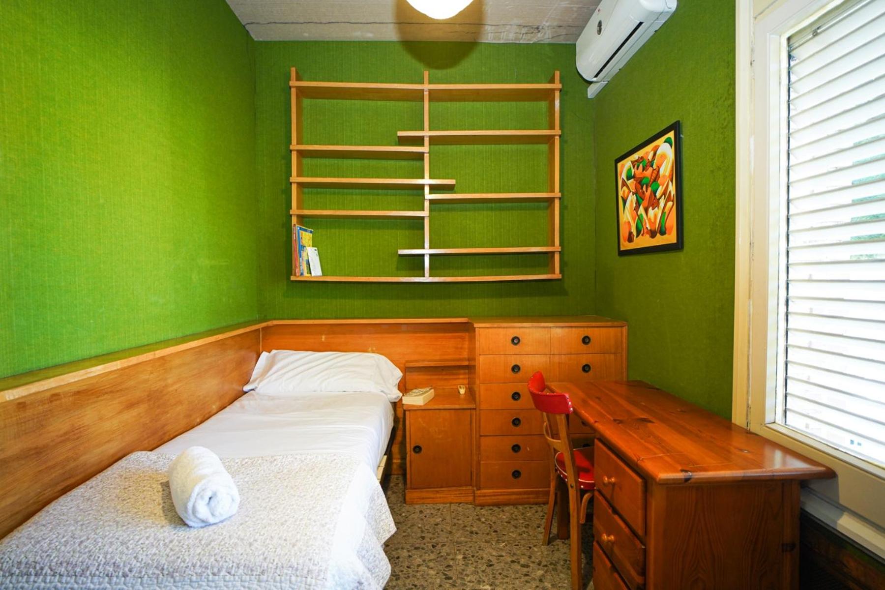 Six-Bedroom House photo 2