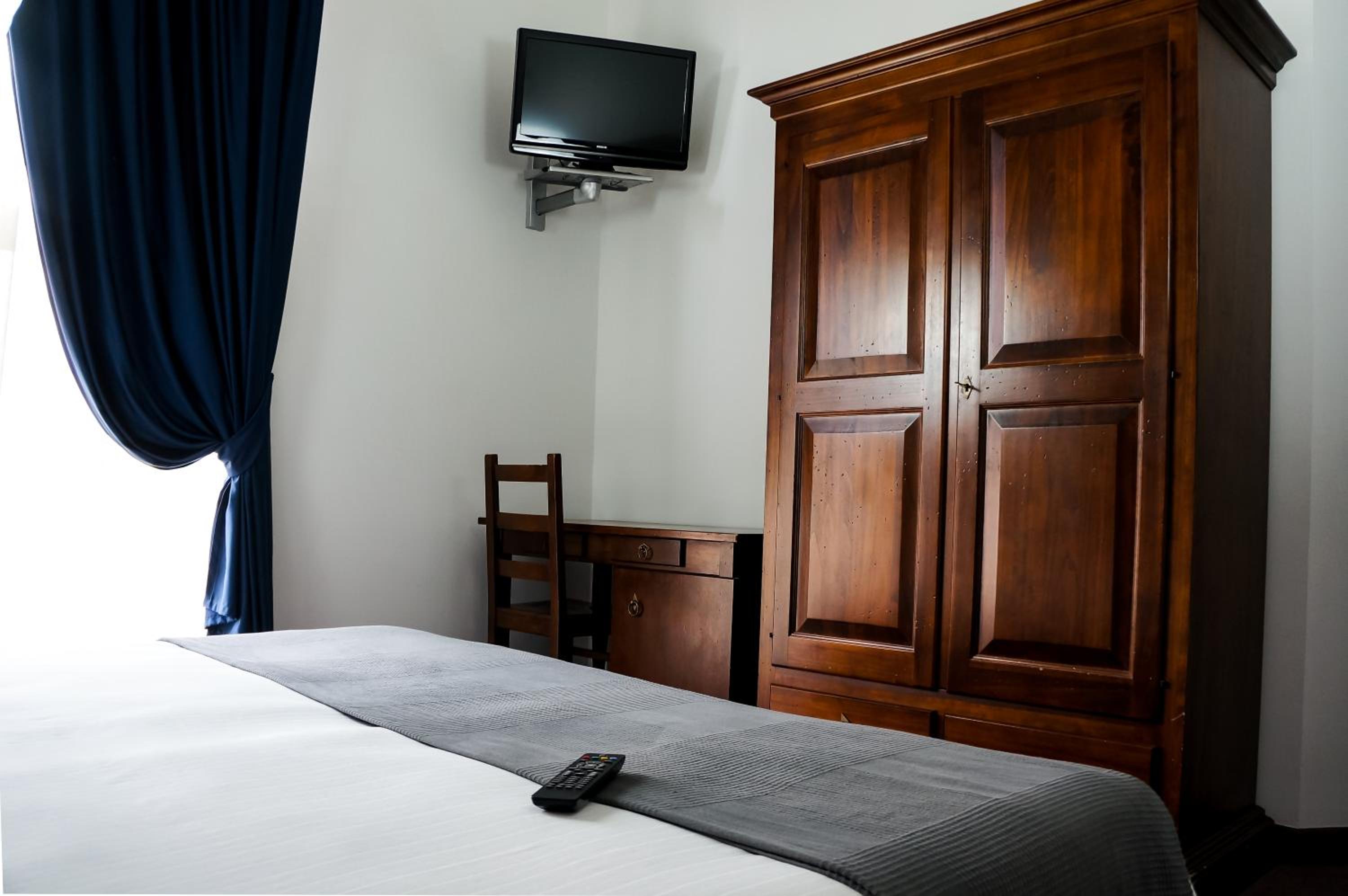 Double or Twin Room - Photo 4