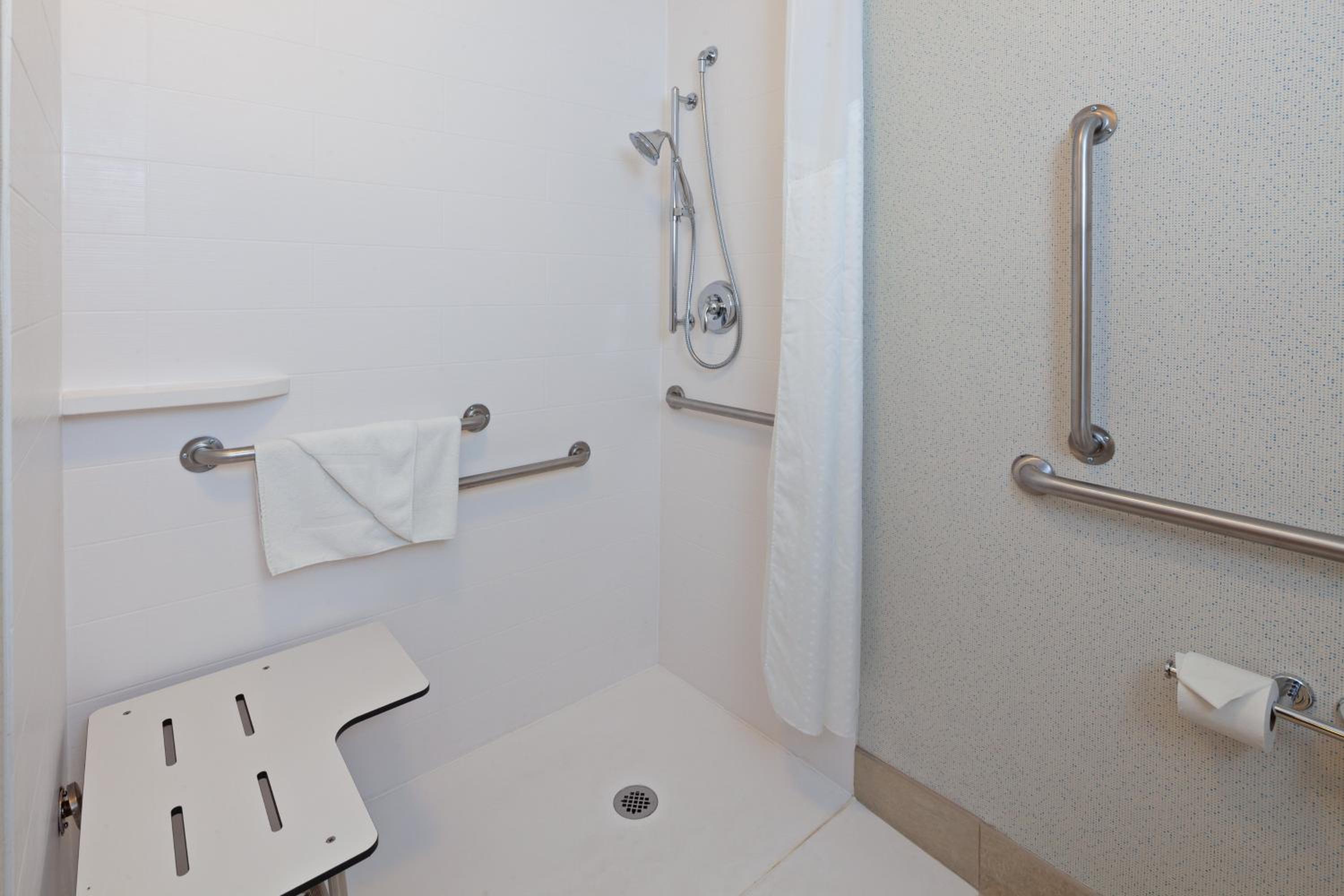 King Studio with Accessible Roll In Shower - Non-Smoking - Photo 2