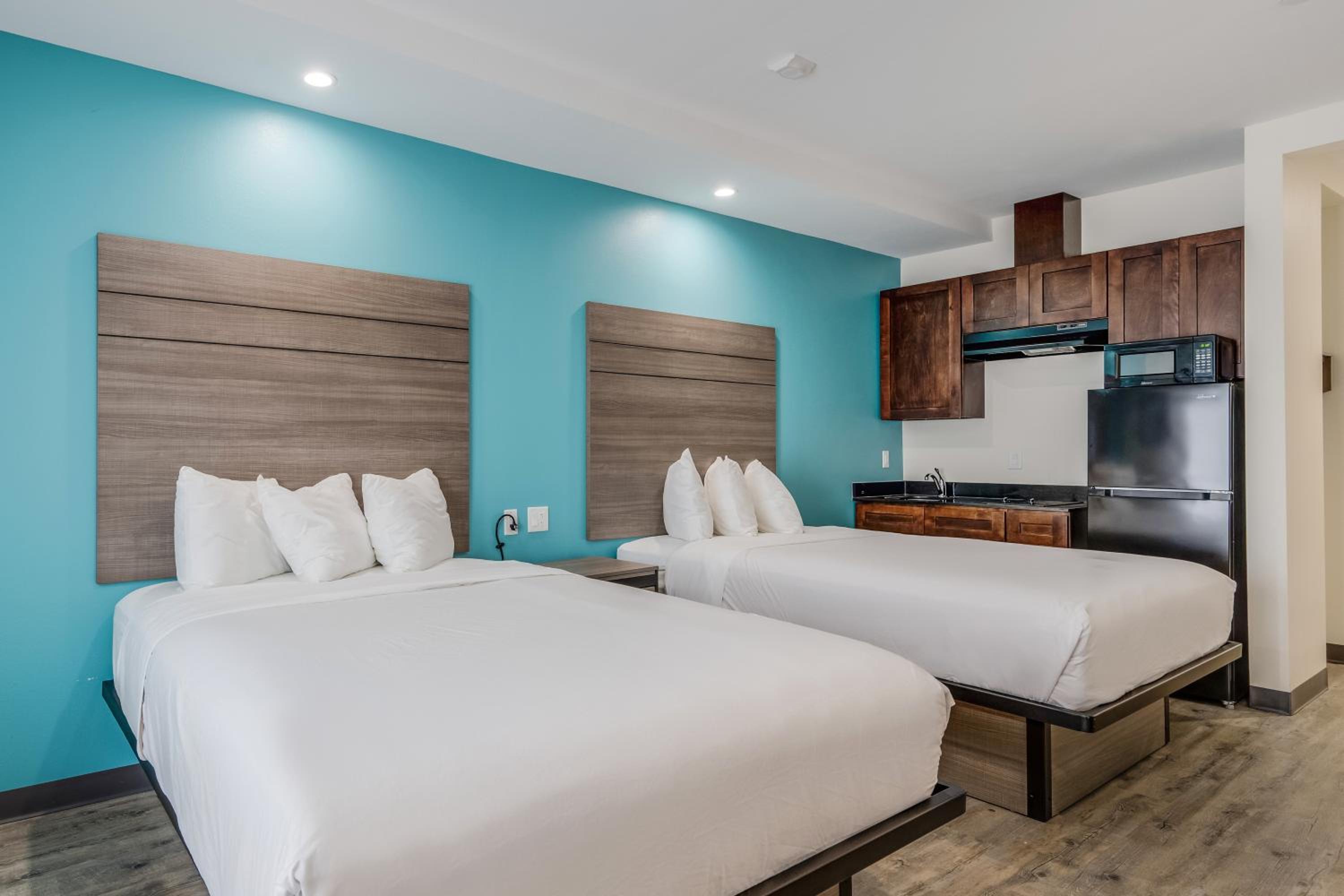 Queen Room with Two Queen Beds - Photo 5