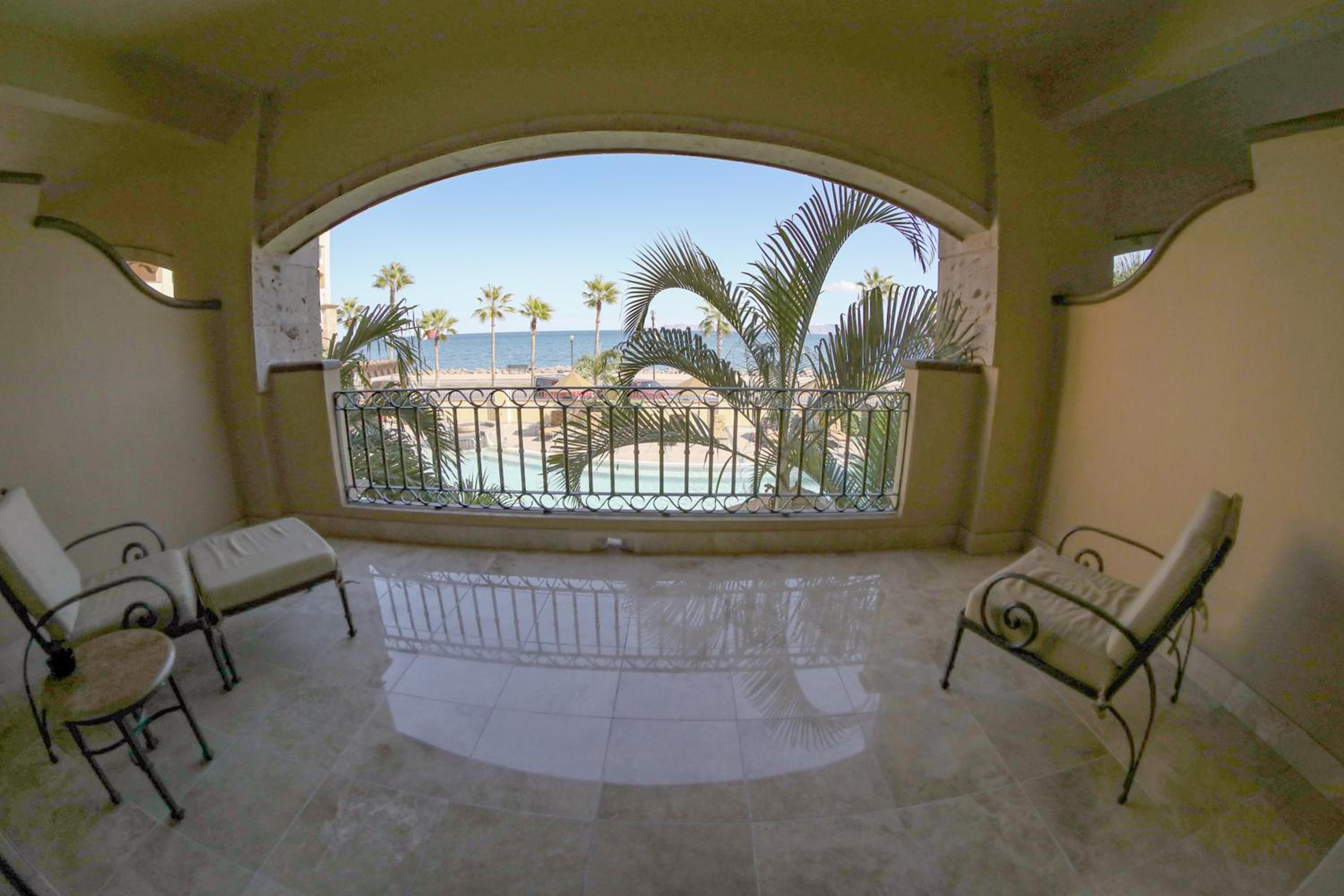 Luxury Suite with Ocean View - Photo 24