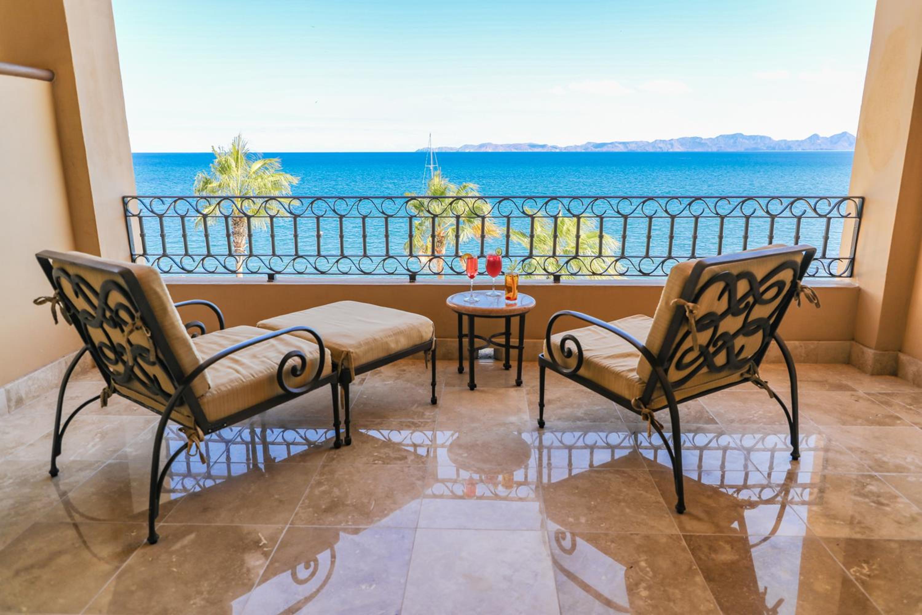 Luxury Suite with Ocean View - Photo 29
