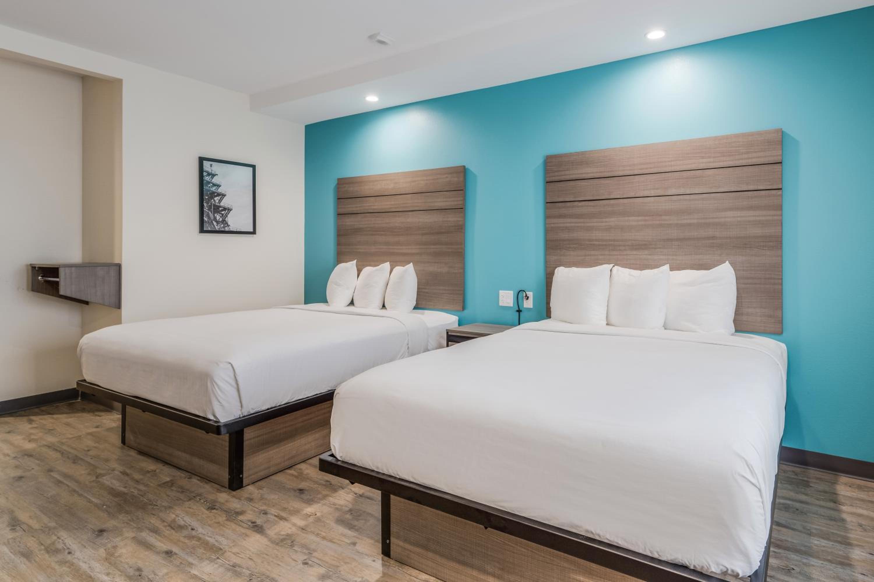 Queen Room with Two Queen Beds - Photo 2