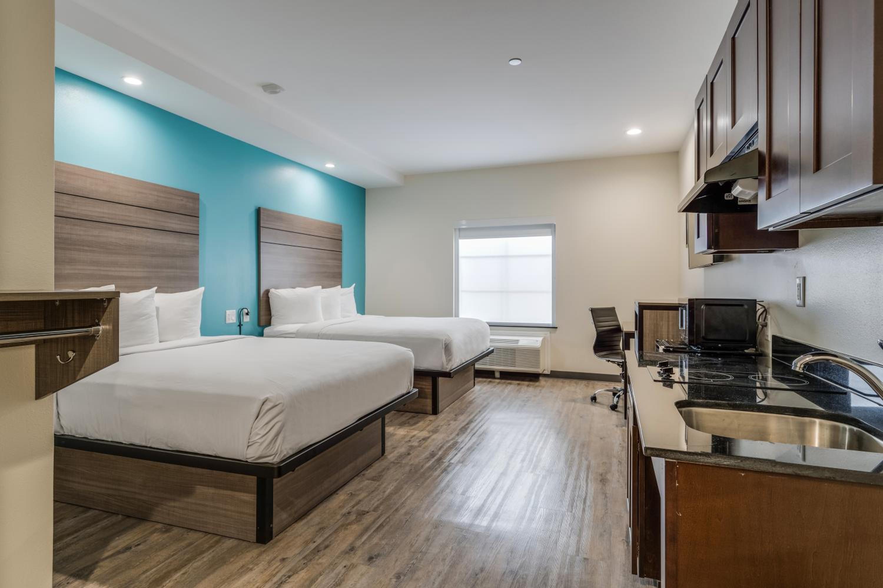 Queen Room with Two Queen Beds - Non-Smoking - Photo 1