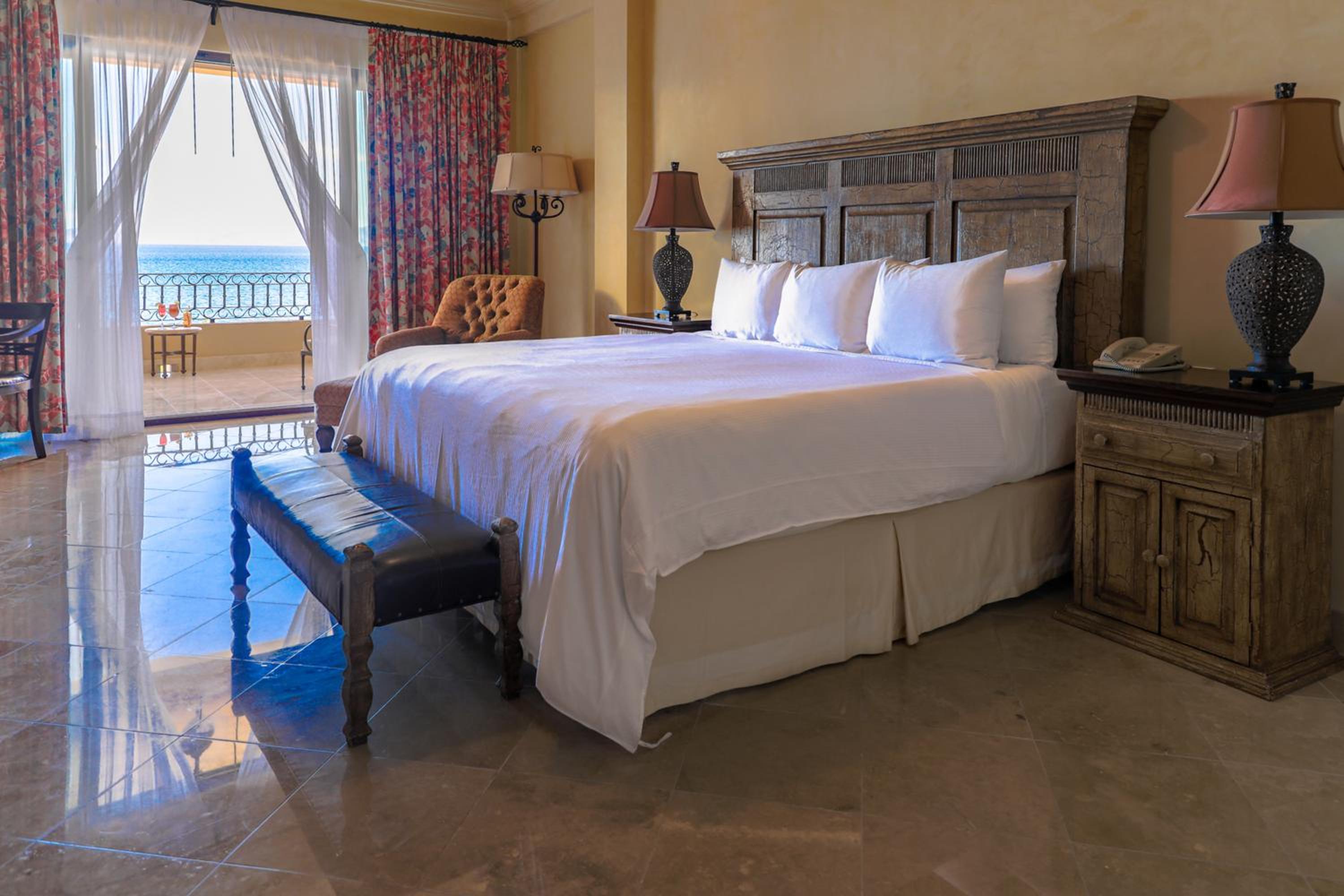 Luxury Suite with Ocean View - Photo 34