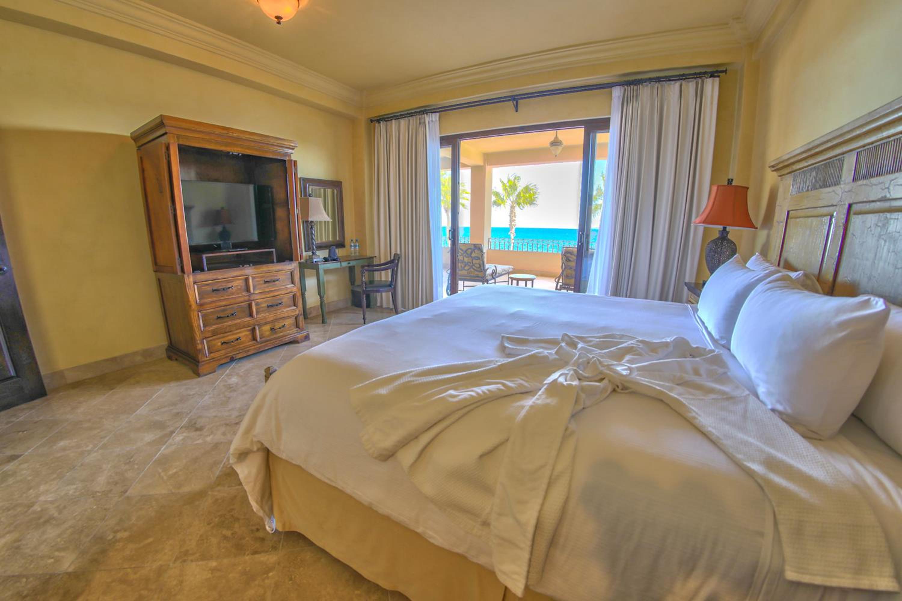 Luxury Suite with Ocean View - Photo 30