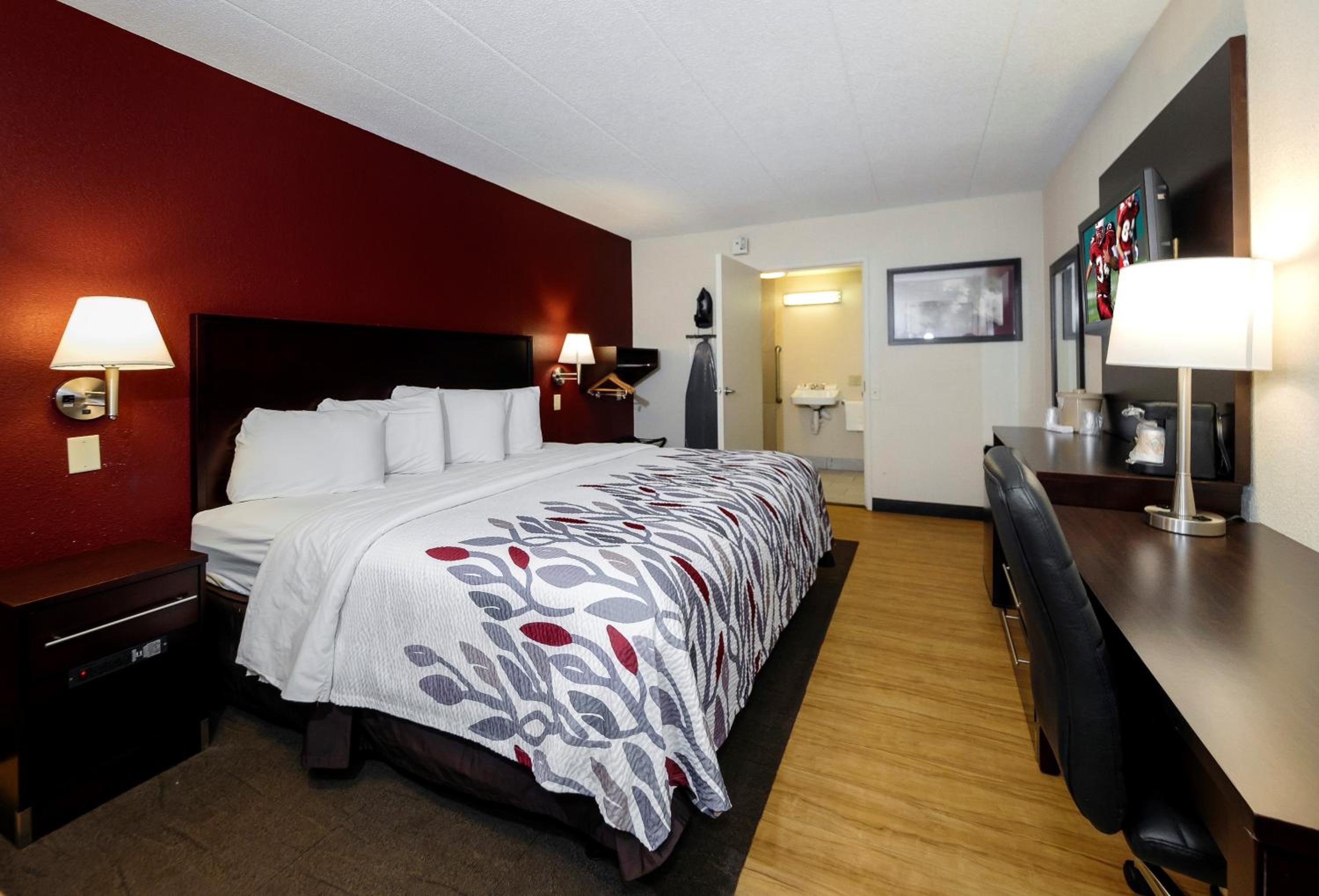 Superior King Room Disability Access Smoke Free - Photo 1