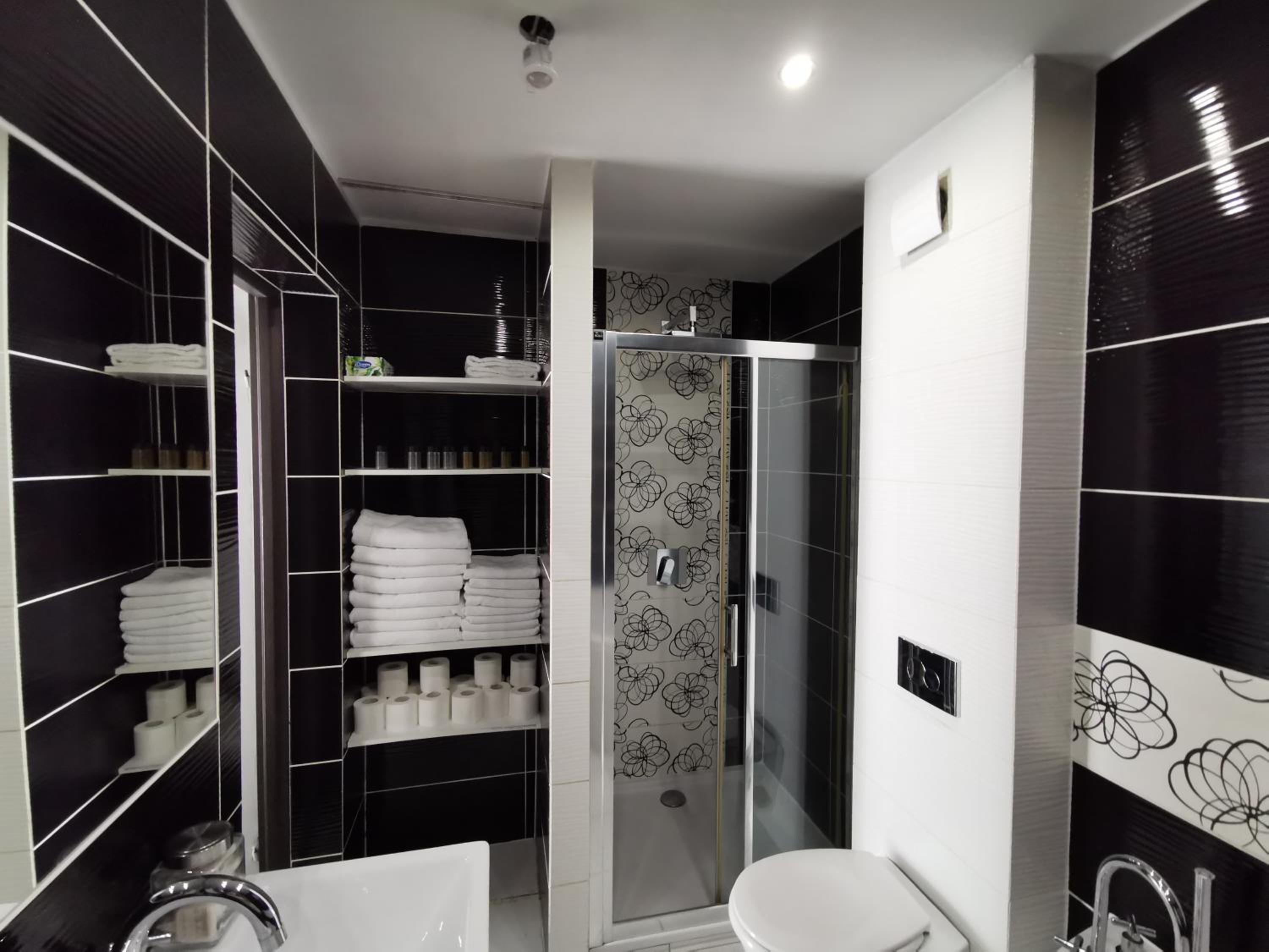 Apartment with Balcony - Photo 4
