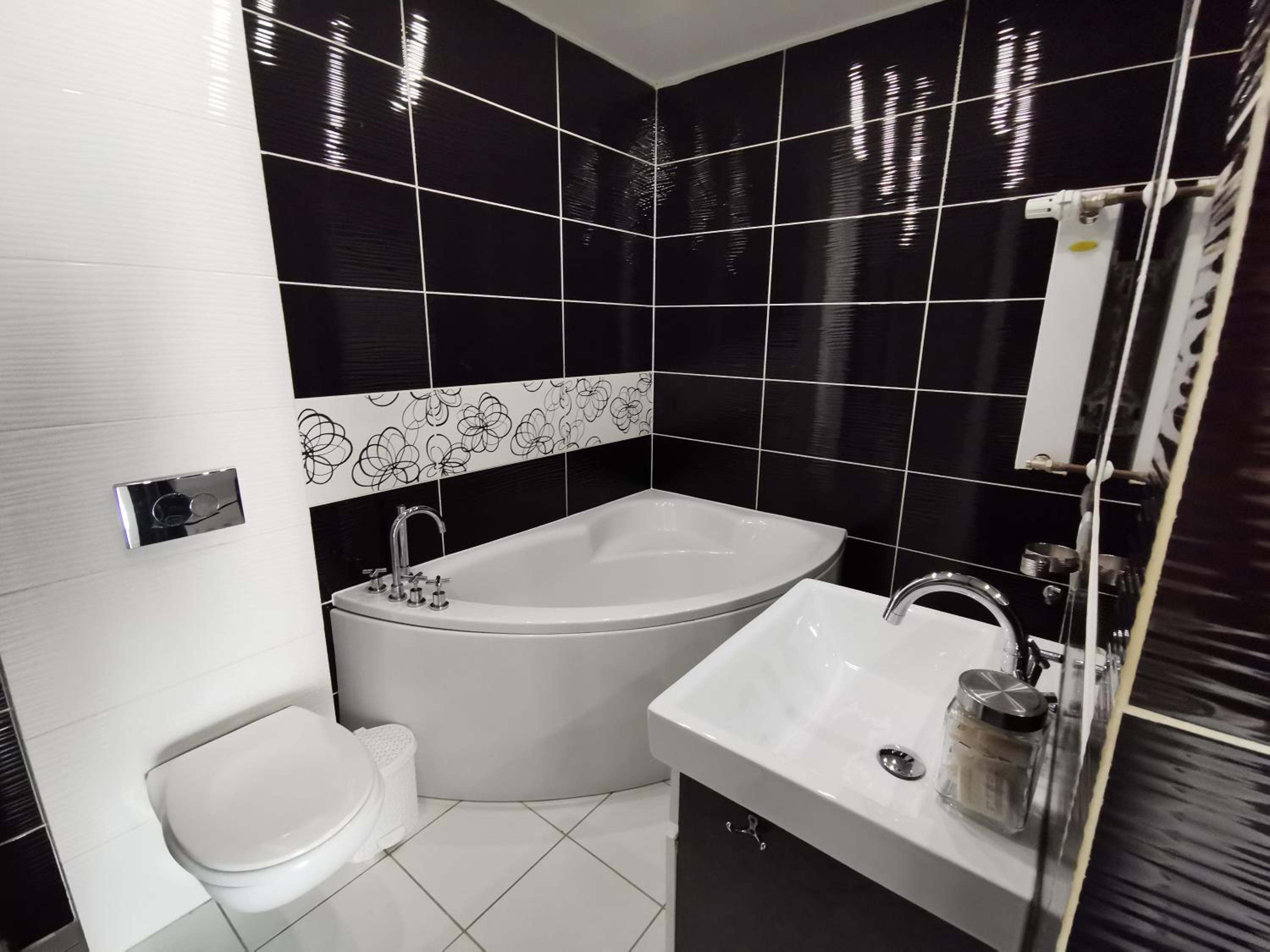 Apartment with Balcony - Photo 3