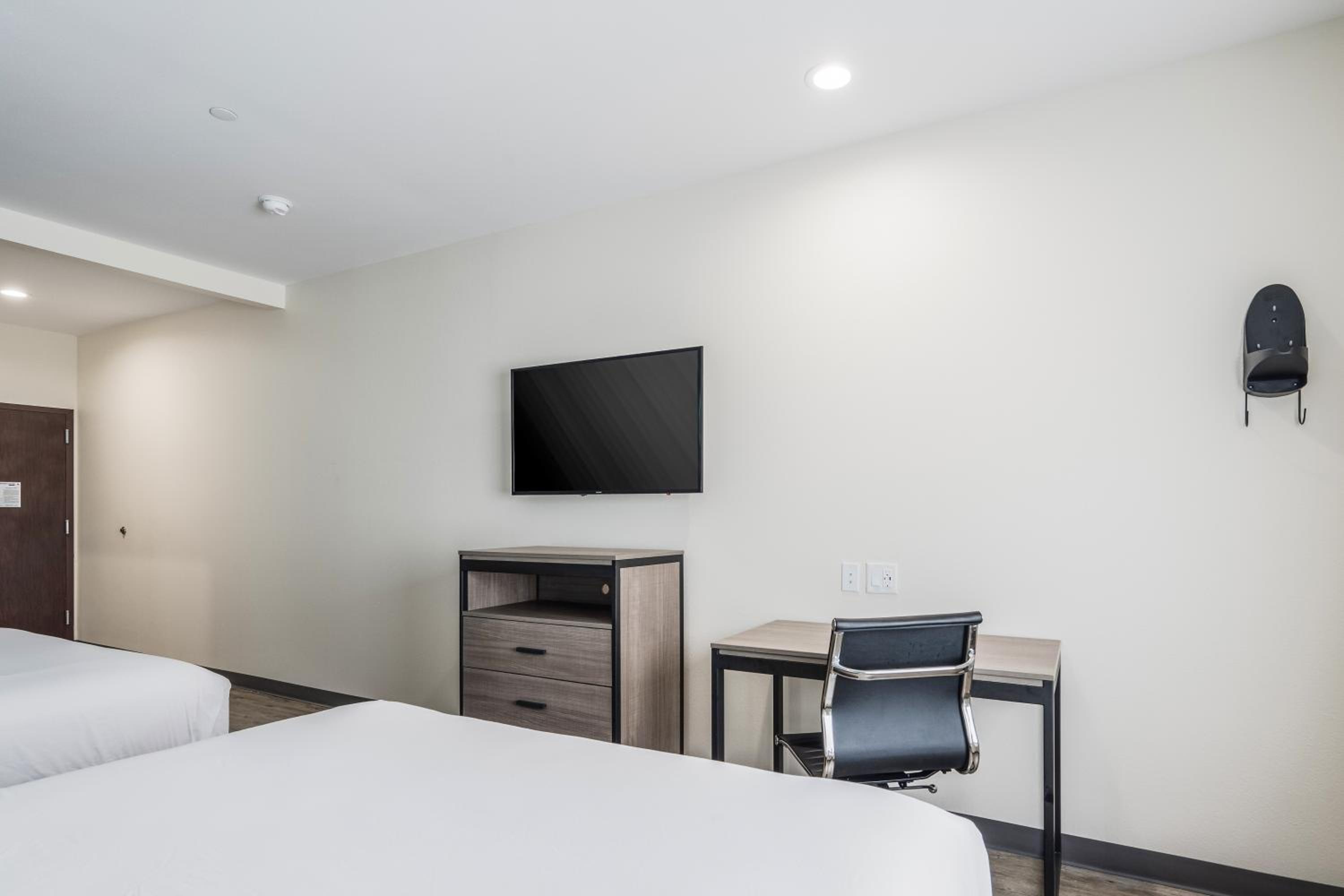 Queen Room with Two Queen Beds - Disability Access - Photo 2