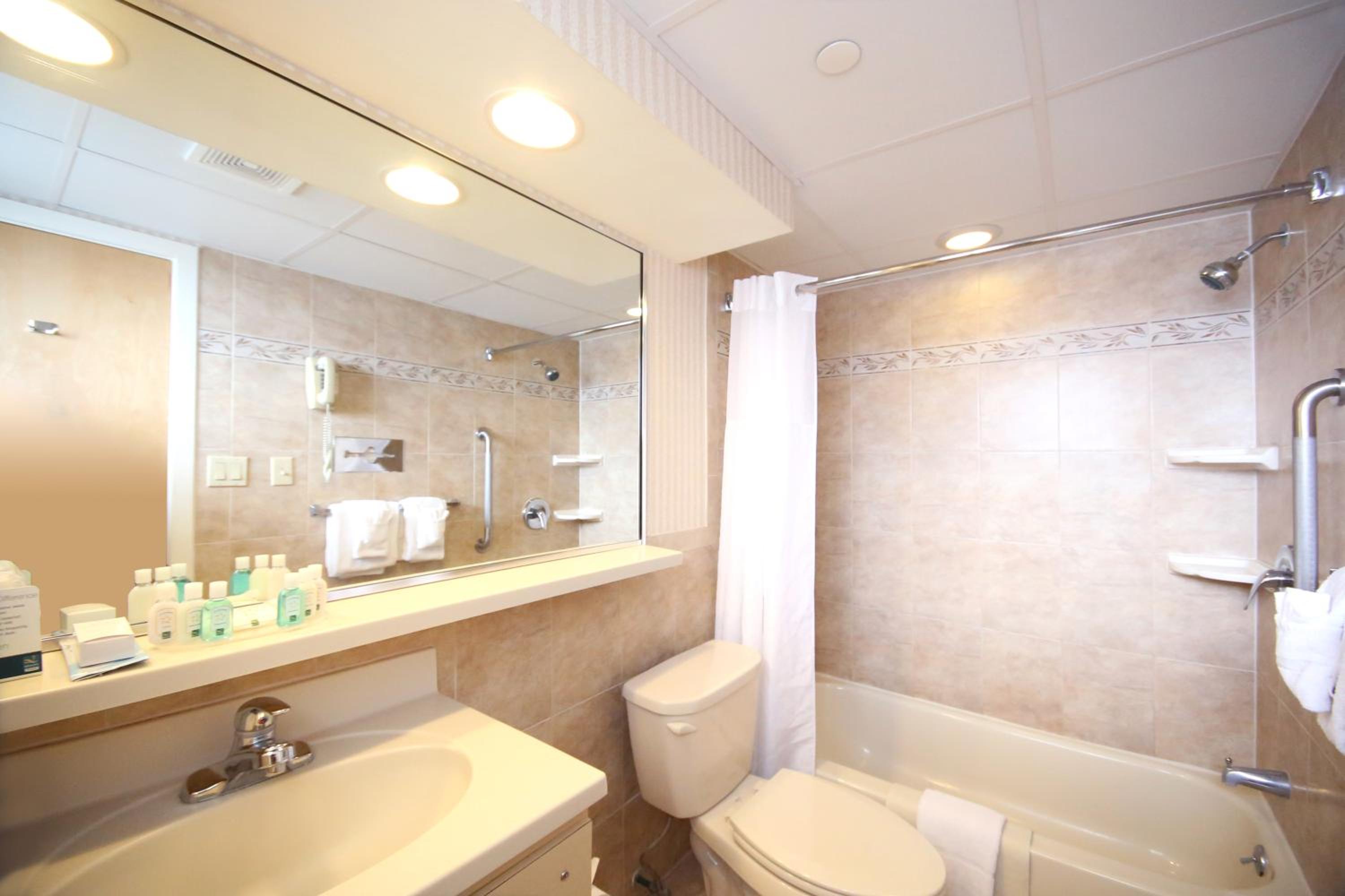 Efficiency, Oceanfront, 2 Queen Beds & Sofa Bed, Interior Entrance, Non Smoking photo 2