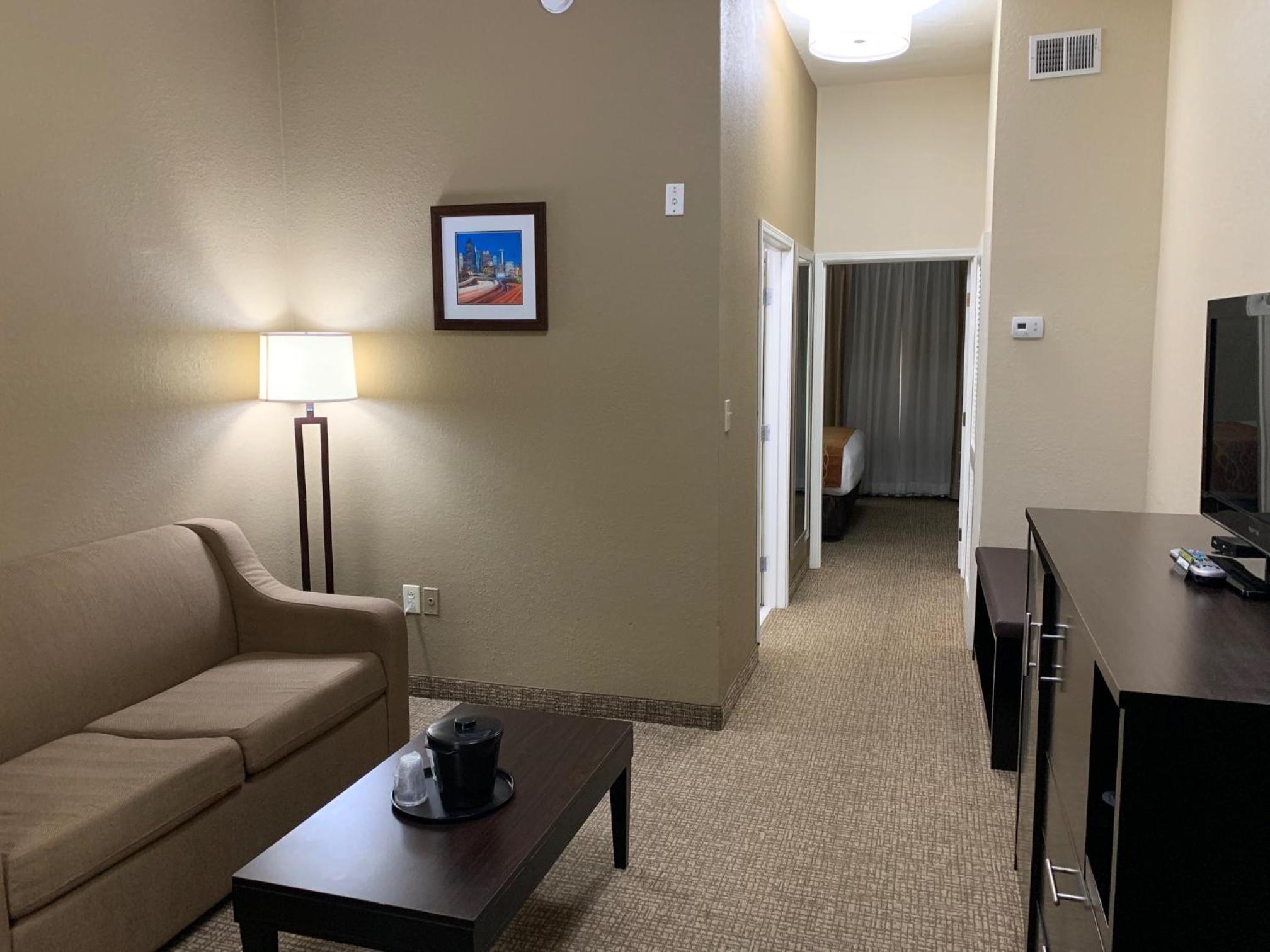 Business King Suite with Sofa Bed - Non-Smoking - Photo 2
