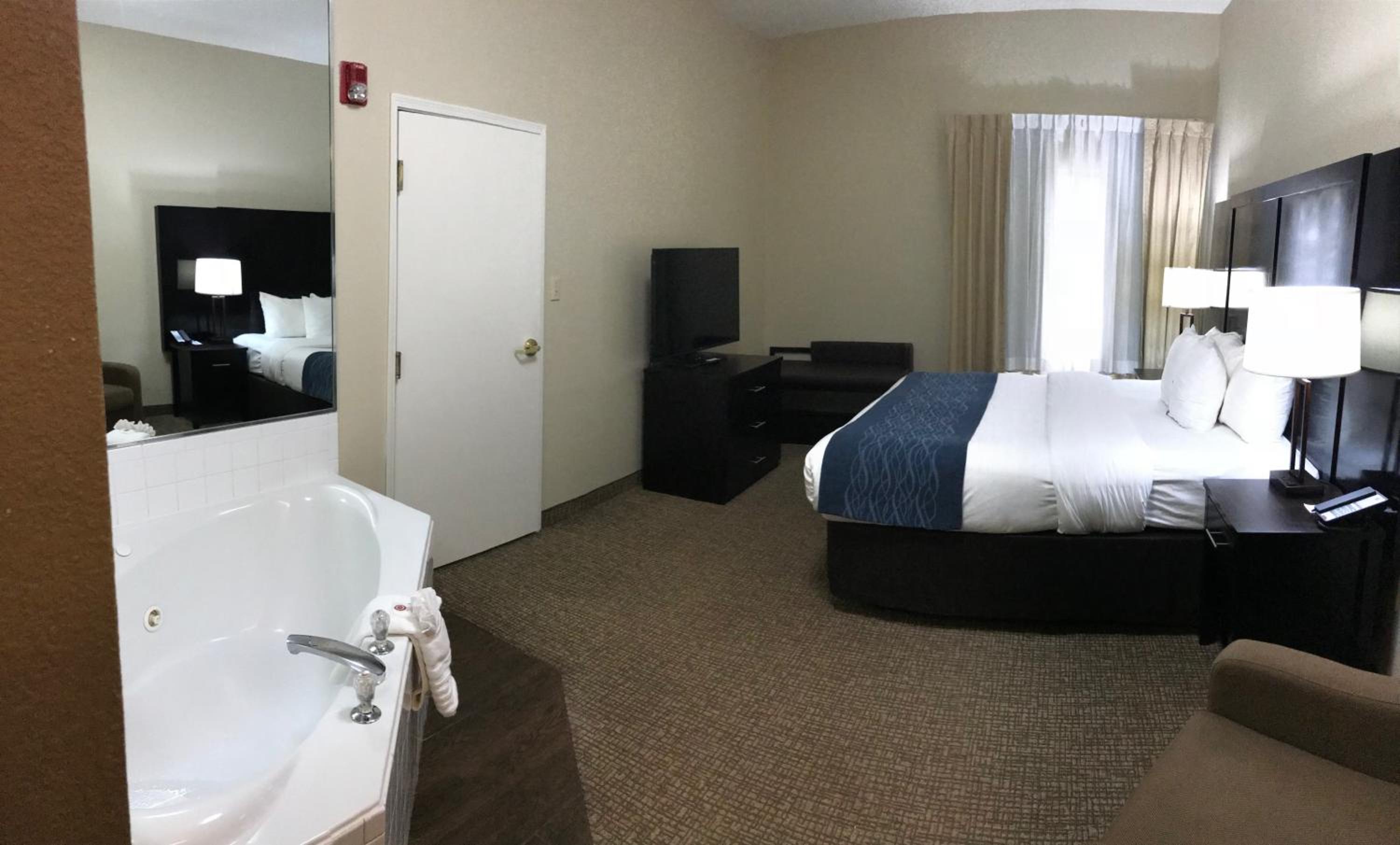 King Suite with Hot Tub in Room - Accessible/Non-Smoking - Photo 1