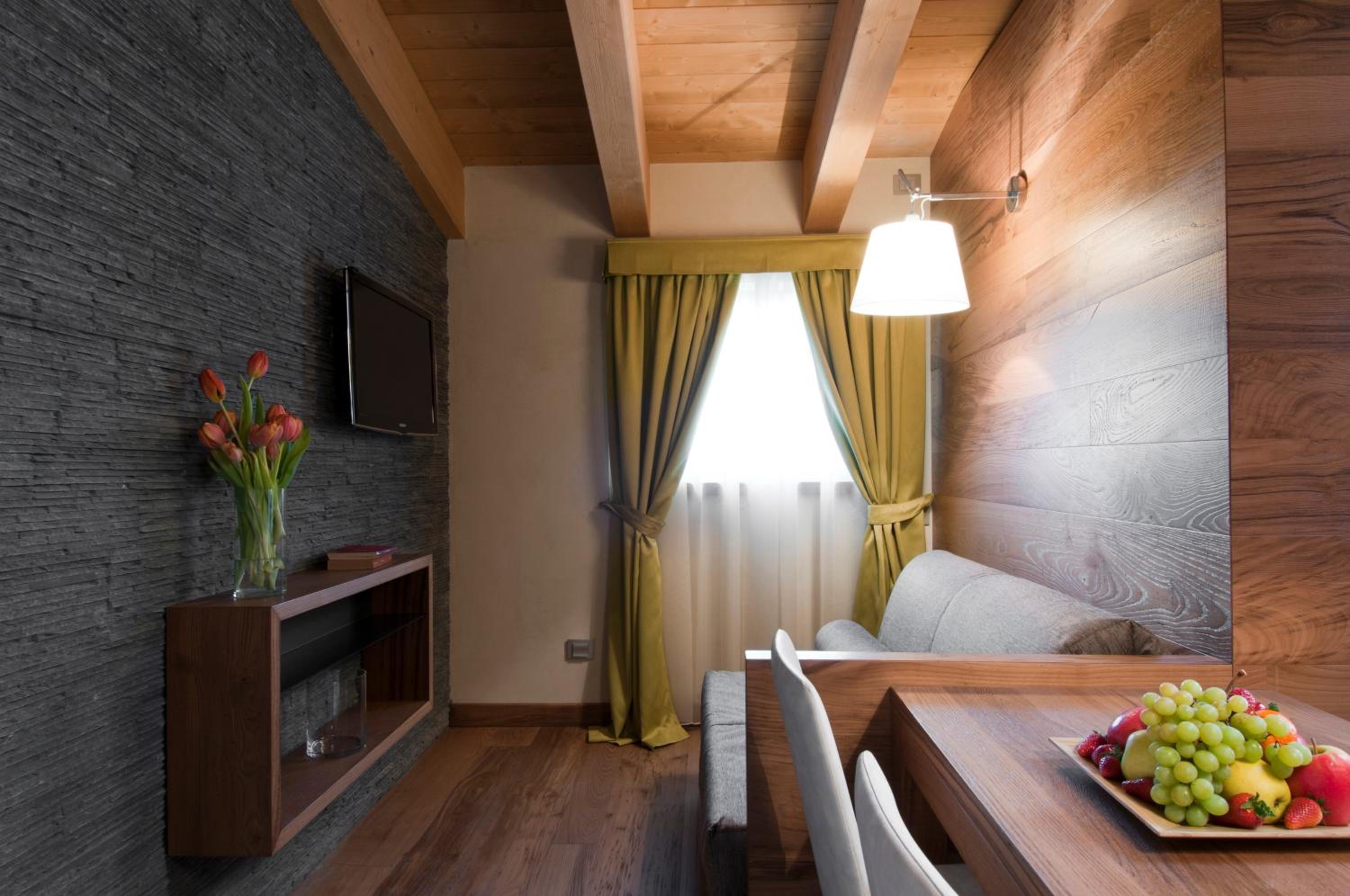 Deluxe Suite with Balcony - Photo 7