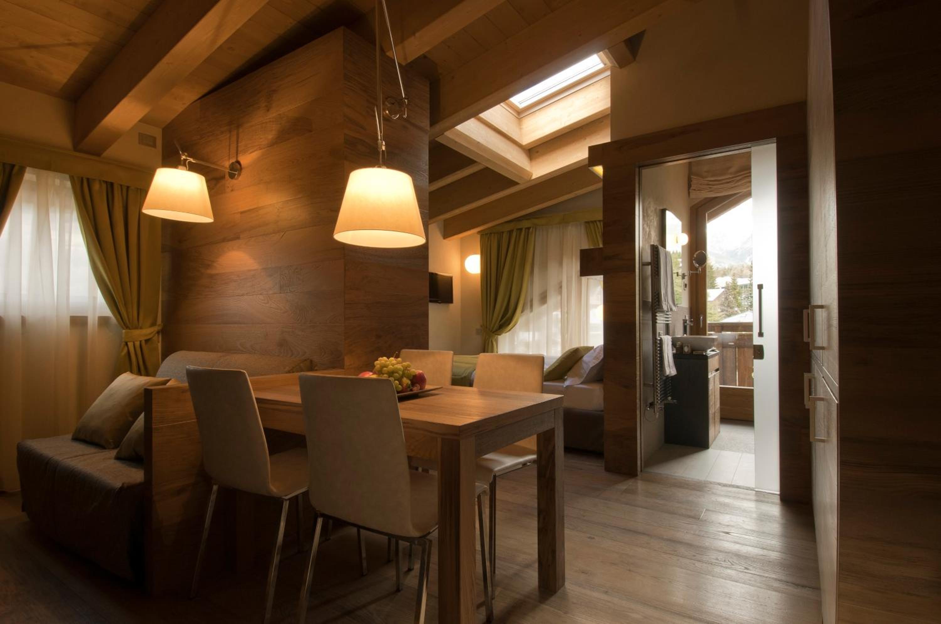 Deluxe Suite with Balcony - Photo 2