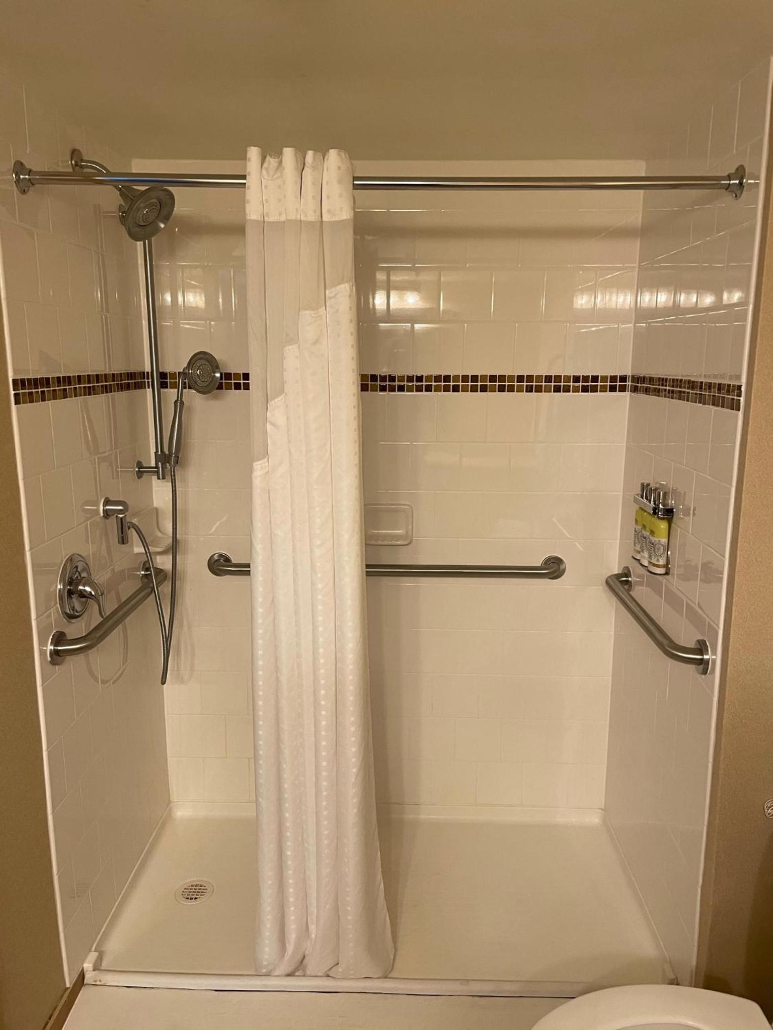 Queen Studio - Disability Access/Roll-in Shower/Non-Smoking - Photo 2