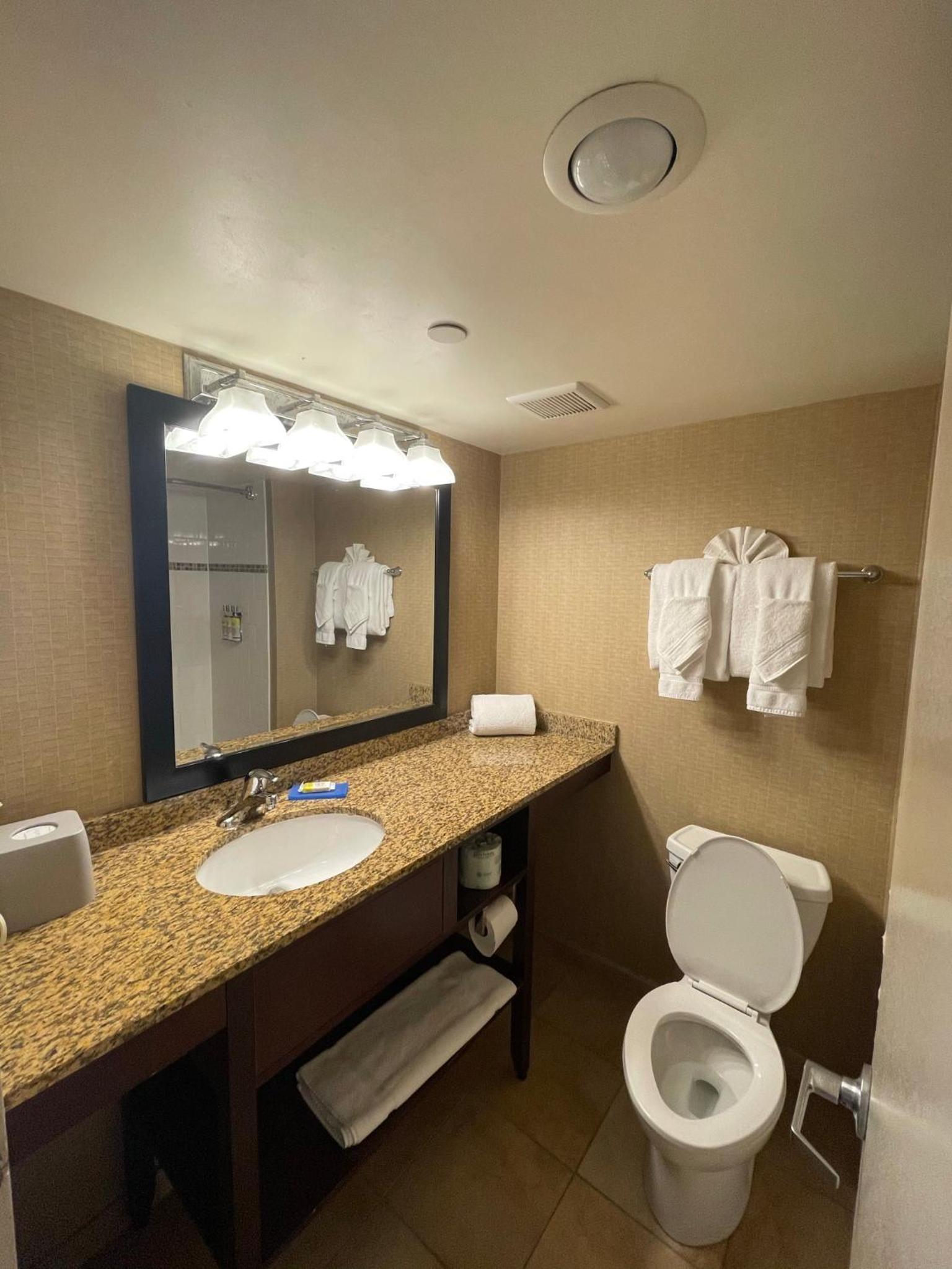 Standard Queen Room with River View - Photo 4
