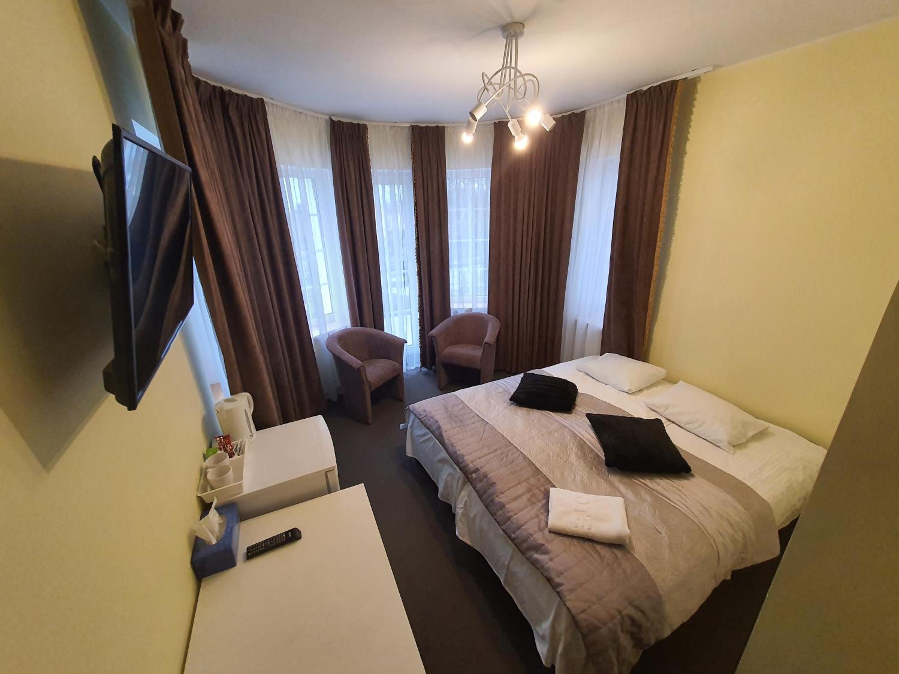 Apartment with Balcony - Photo 2