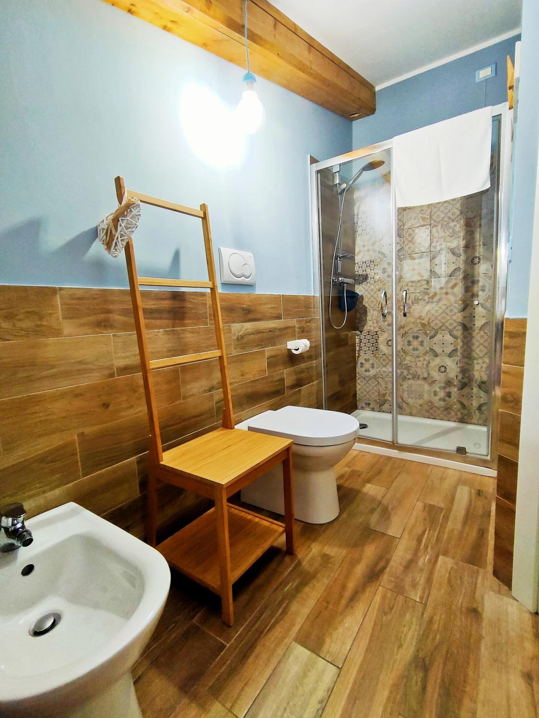 Double Room with Private Bathroom - Photo 23