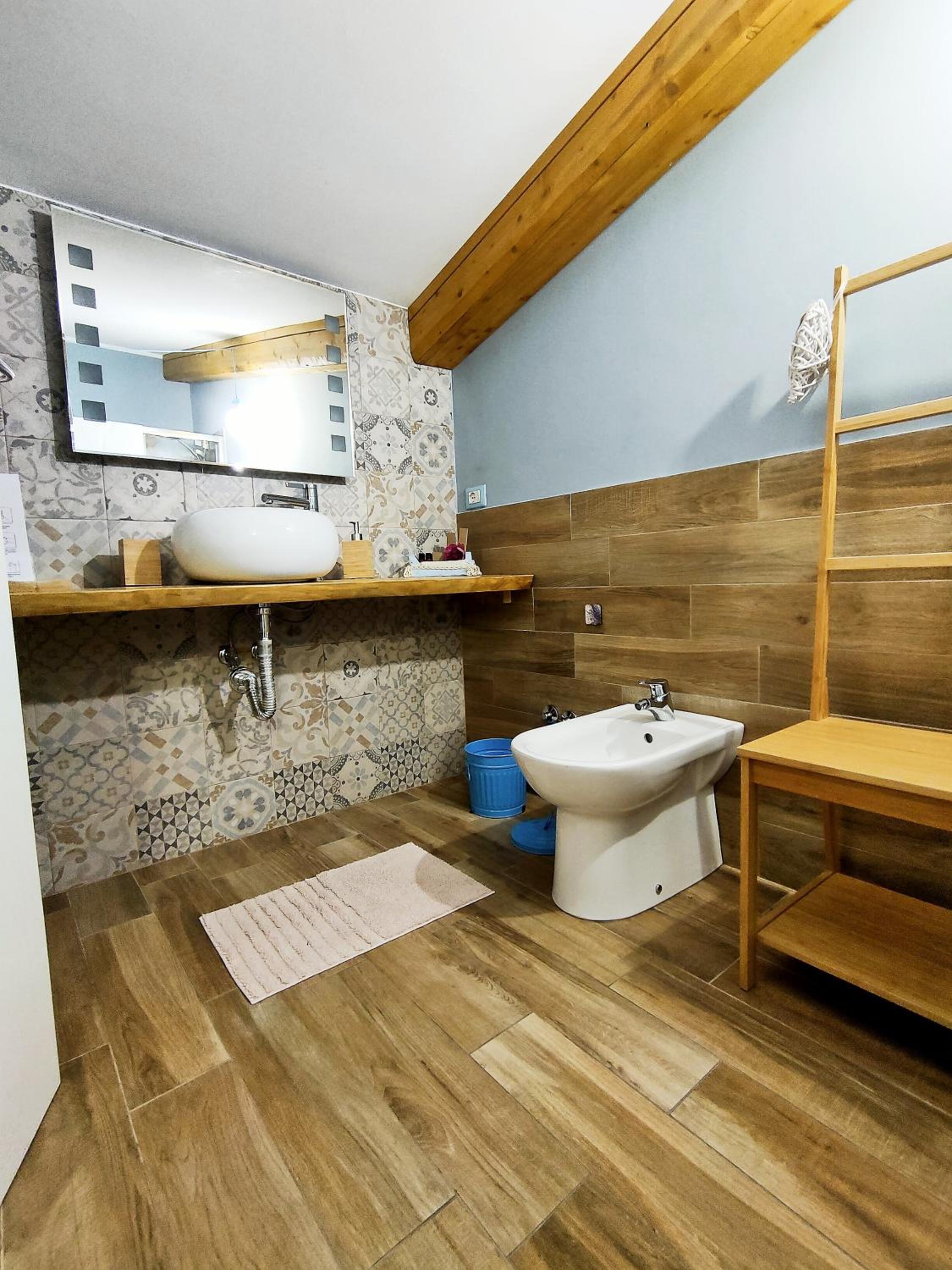 Double Room with Private Bathroom - Photo 24