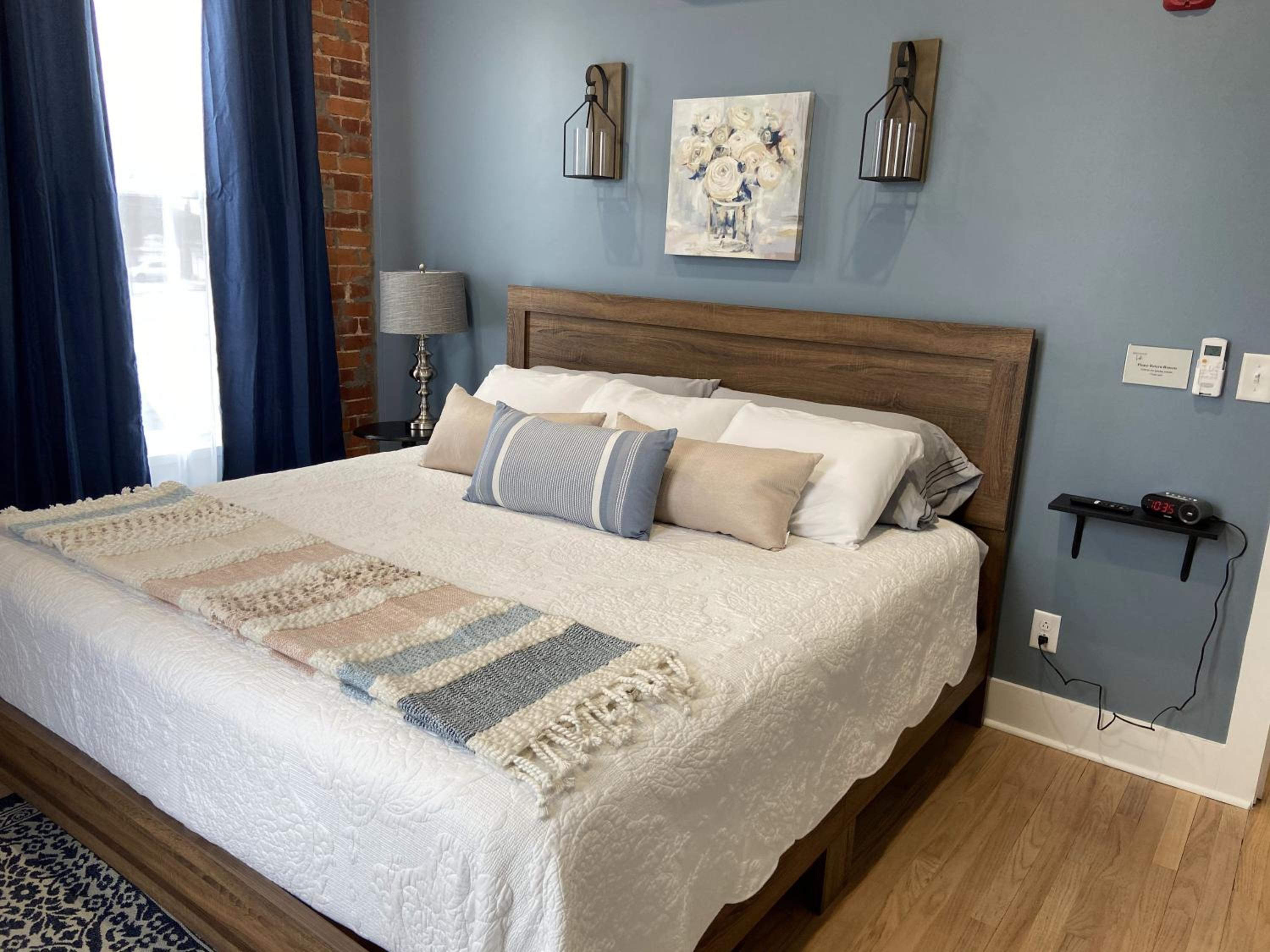 Deluxe King Suite photo 1