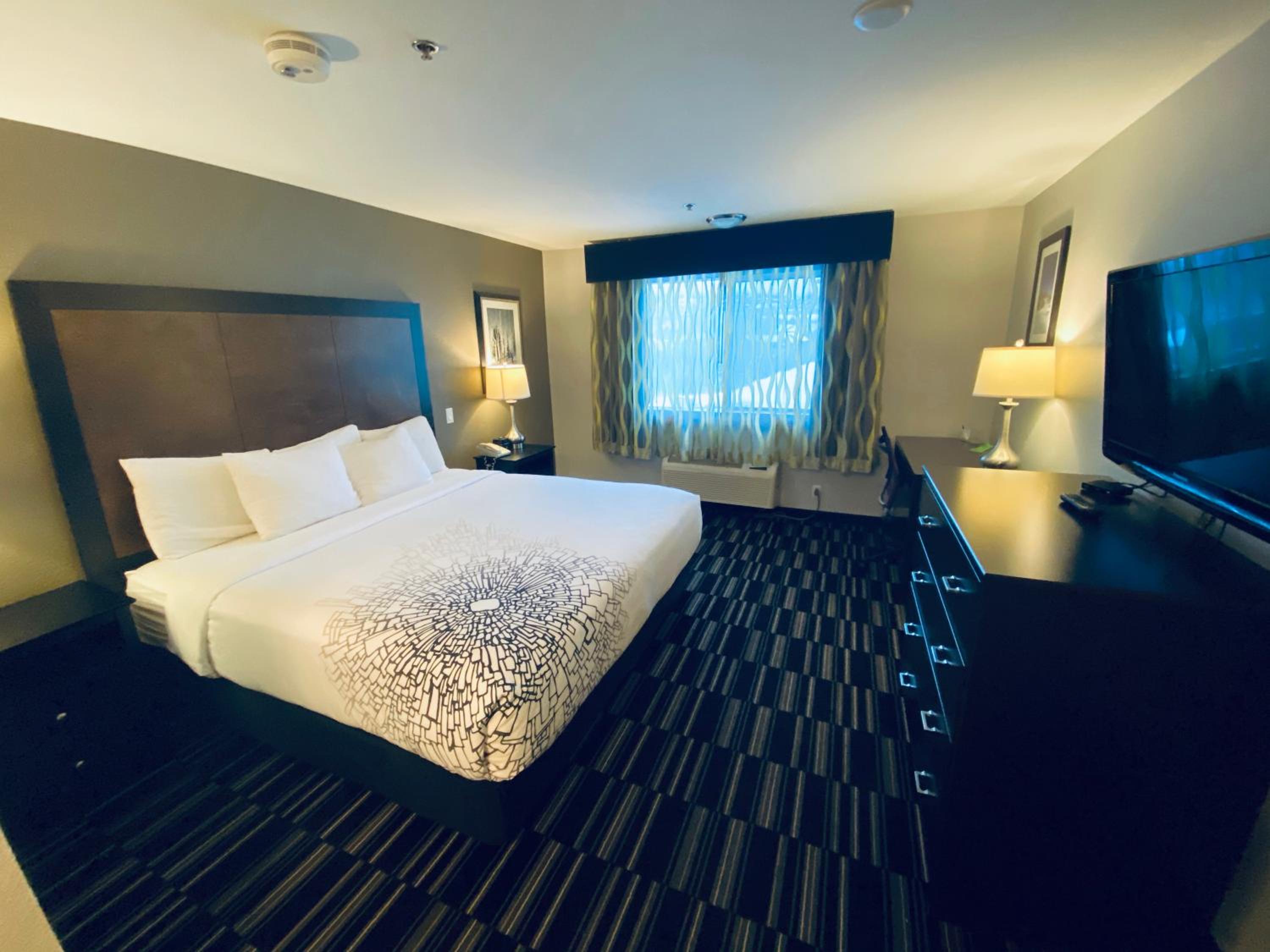 King Room - Non-Smoking - Photo 3