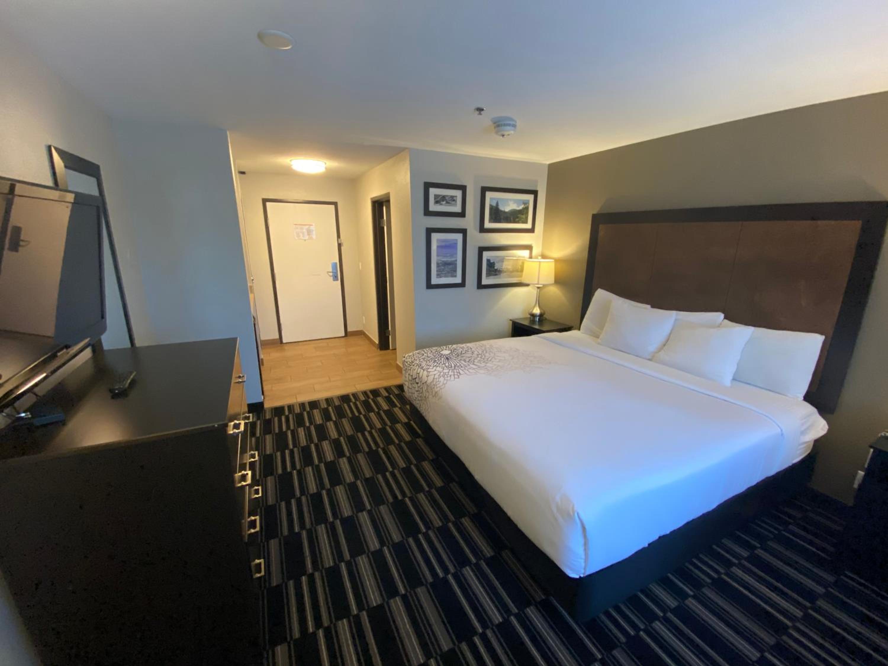 King Room - Non-Smoking - Photo 2