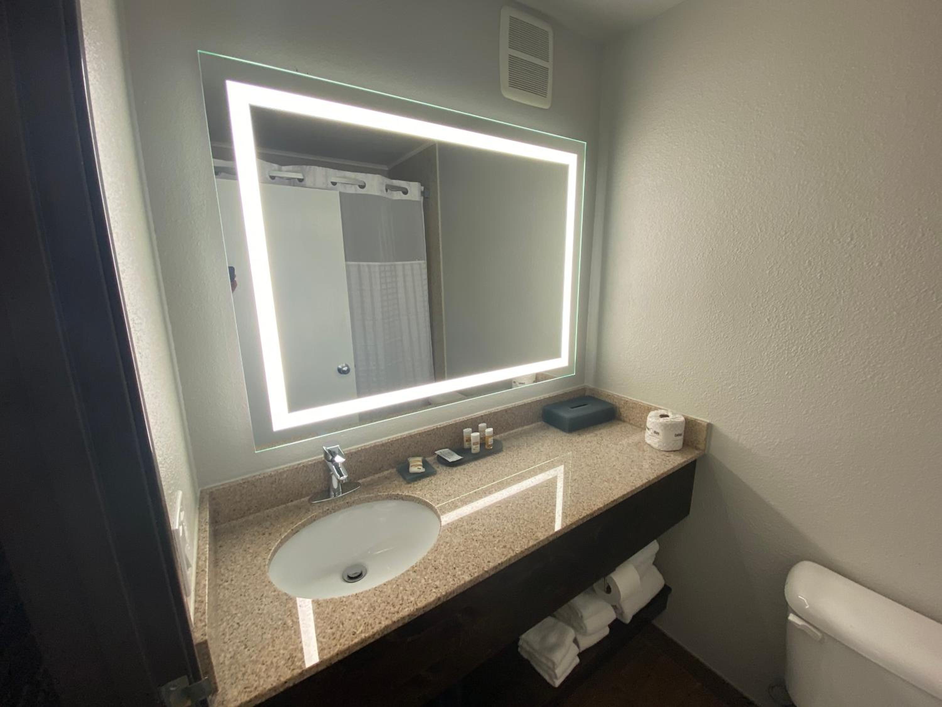 King Room - Non-Smoking - Photo 4