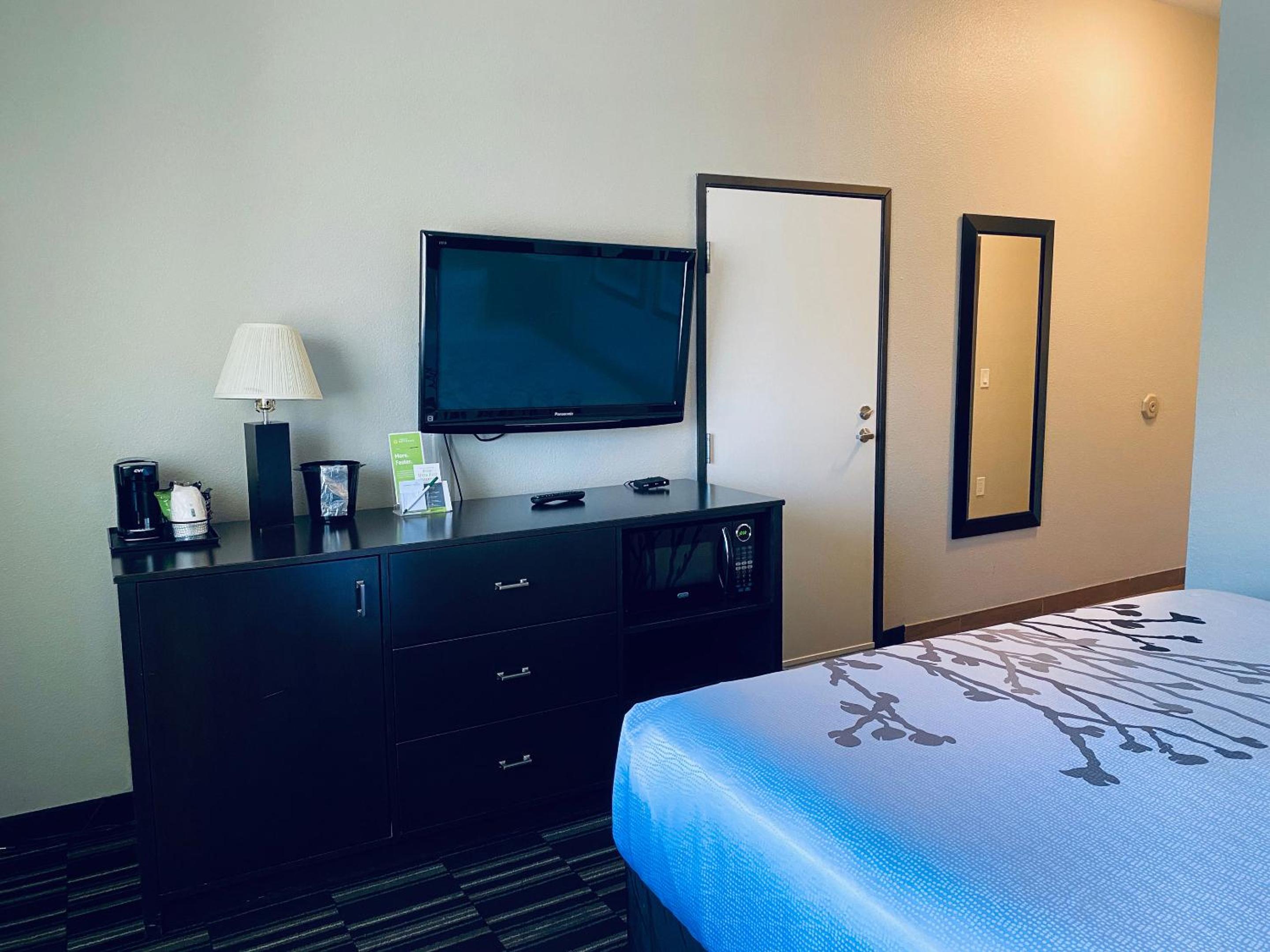 King Room with Walk-in Shower - Mobility Accessible/Non-Smoking - Photo 3