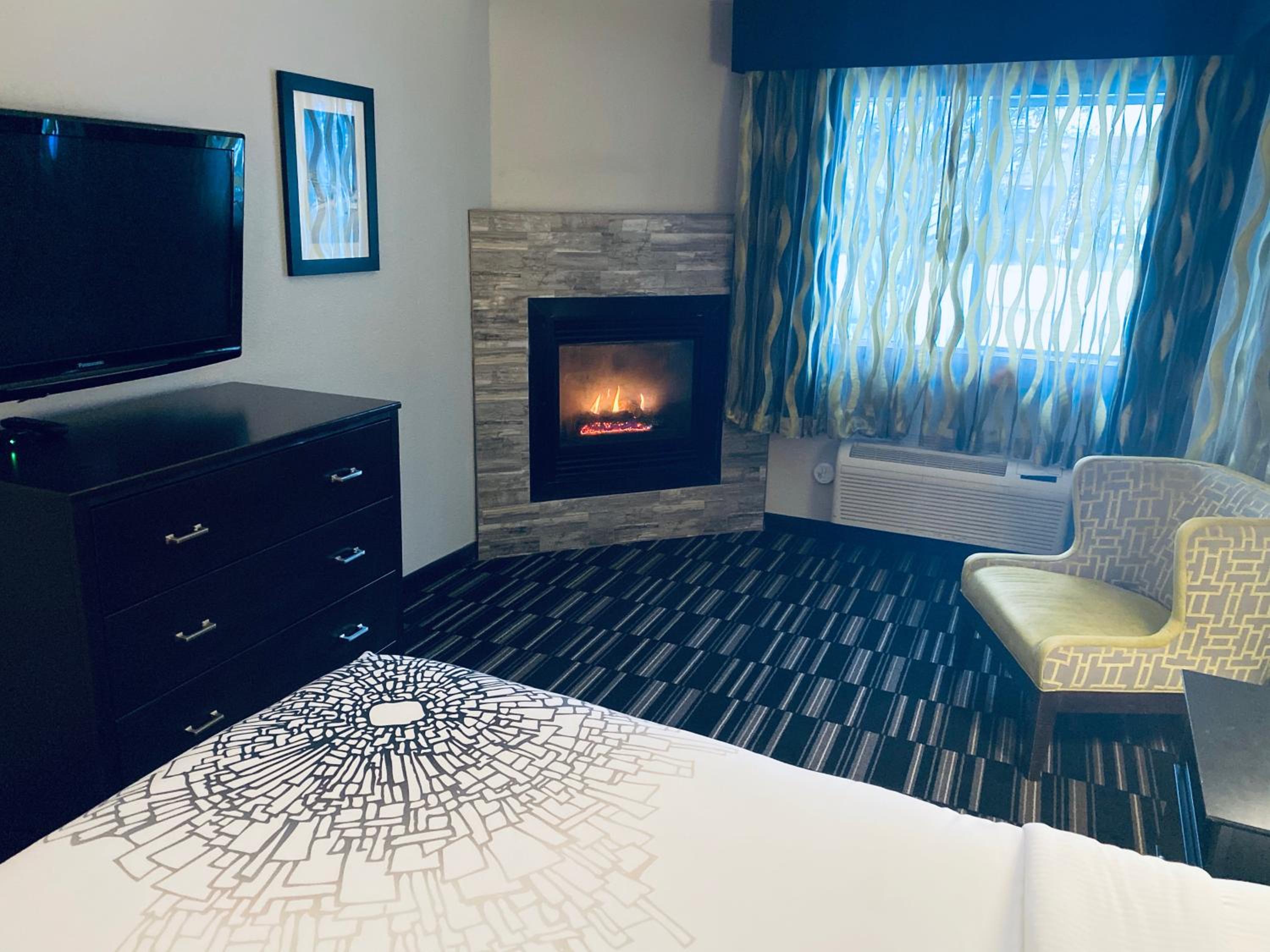 1 King Bed, Fireplace, Non-Smoking - Photo 2