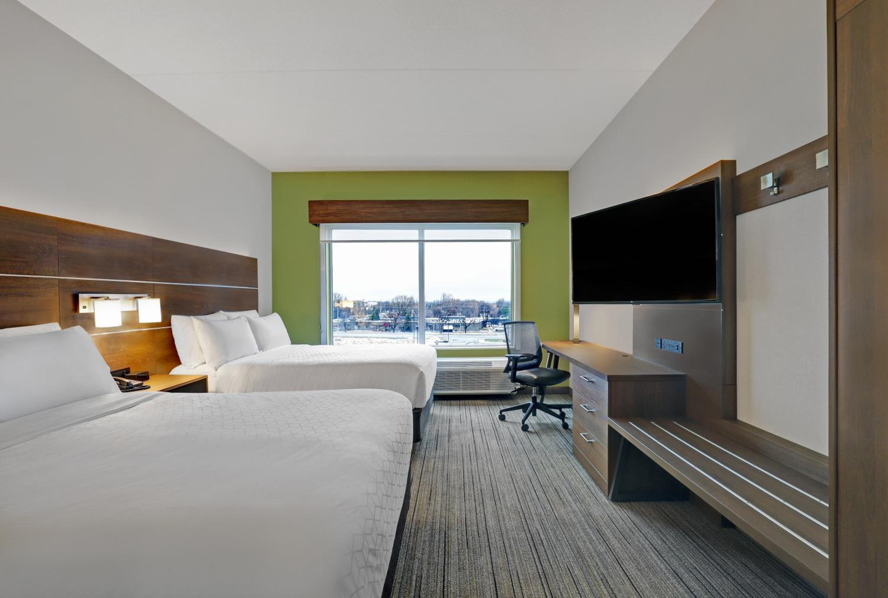 Standard Queen Room with Two Queen Beds - Photo 7
