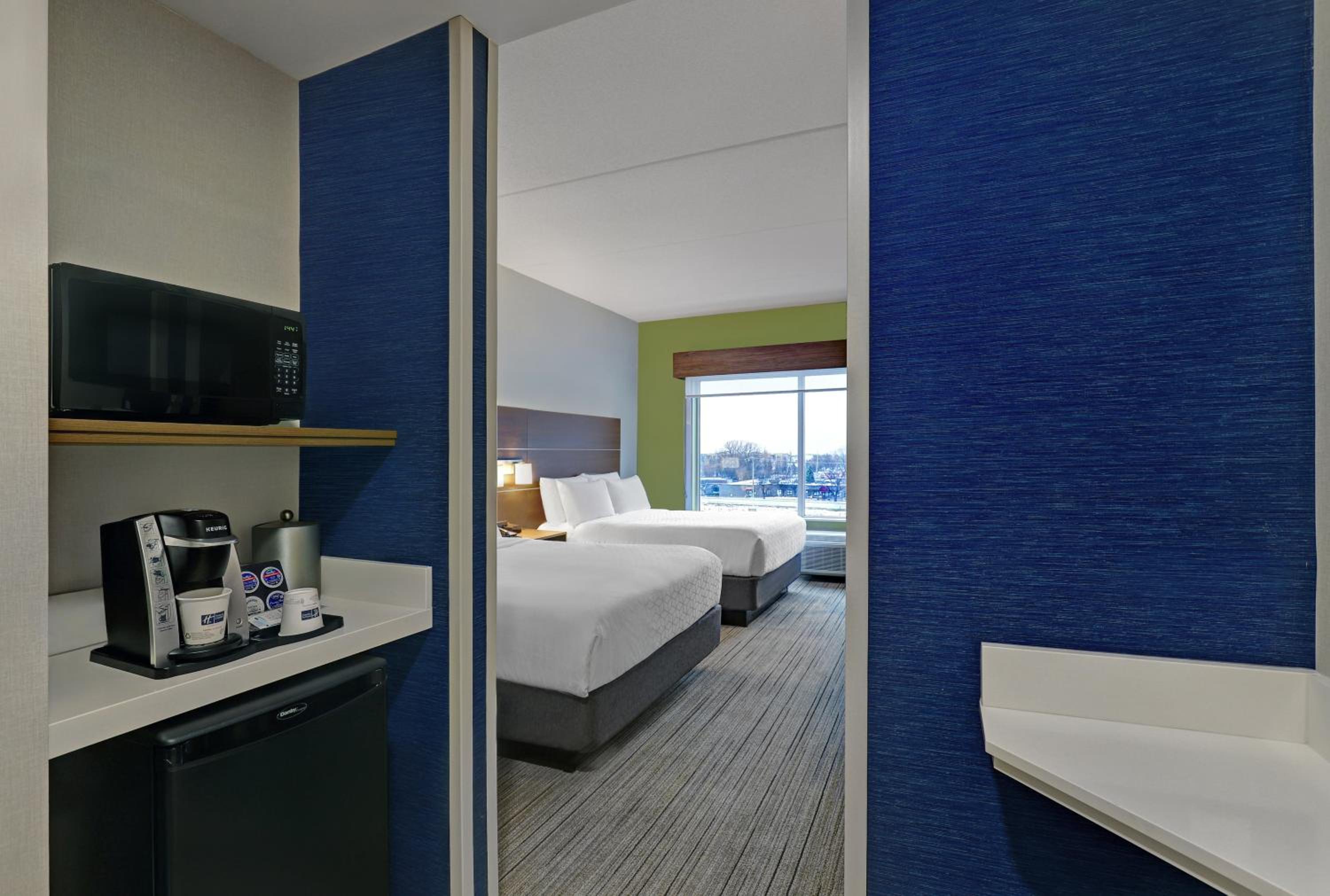 Standard Queen Room with Two Queen Beds - Photo 5