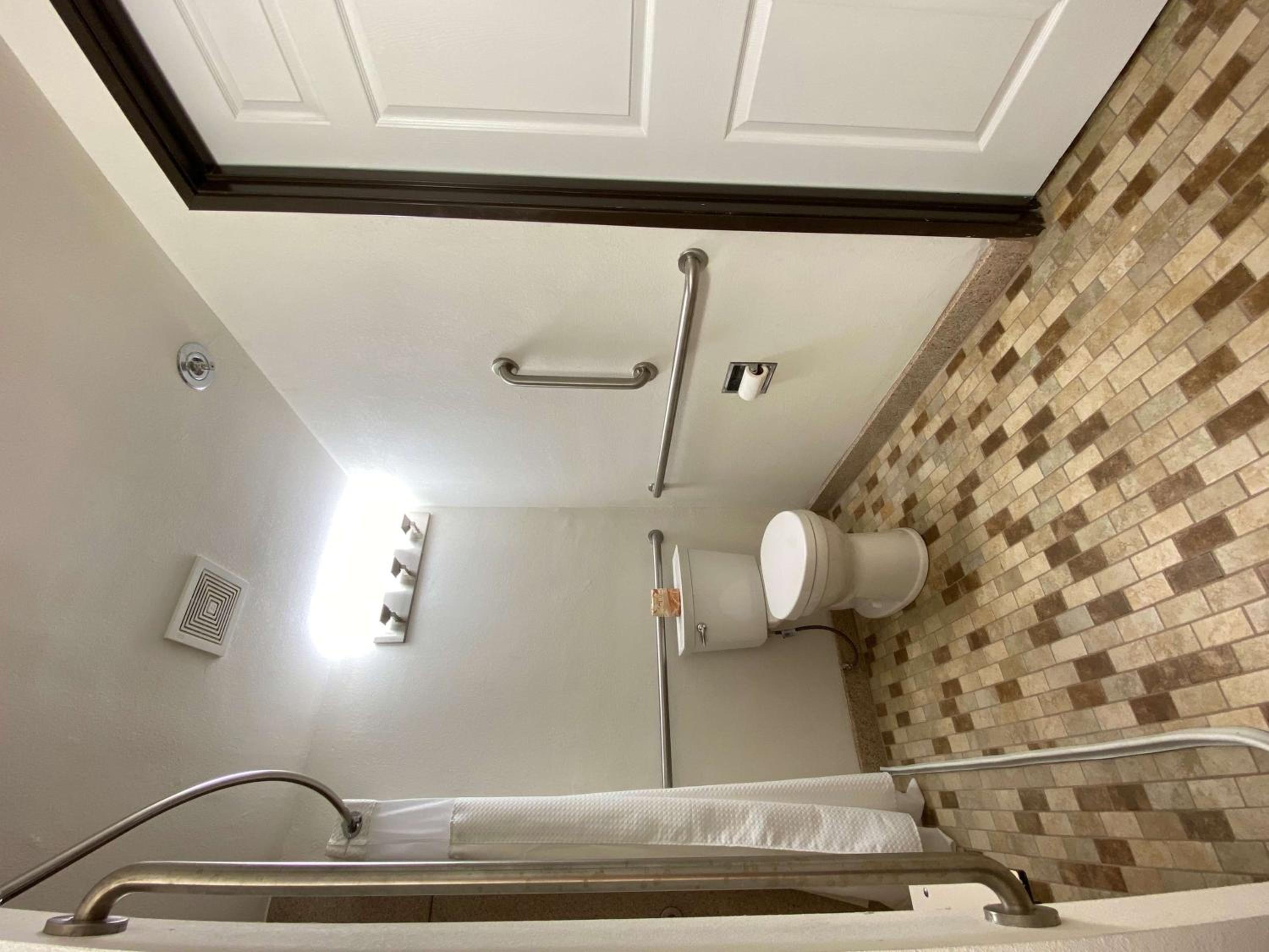 Queen Room with Two Queen Beds and Roll-In Shower - Mobility Access/Non-Smoking photo 2