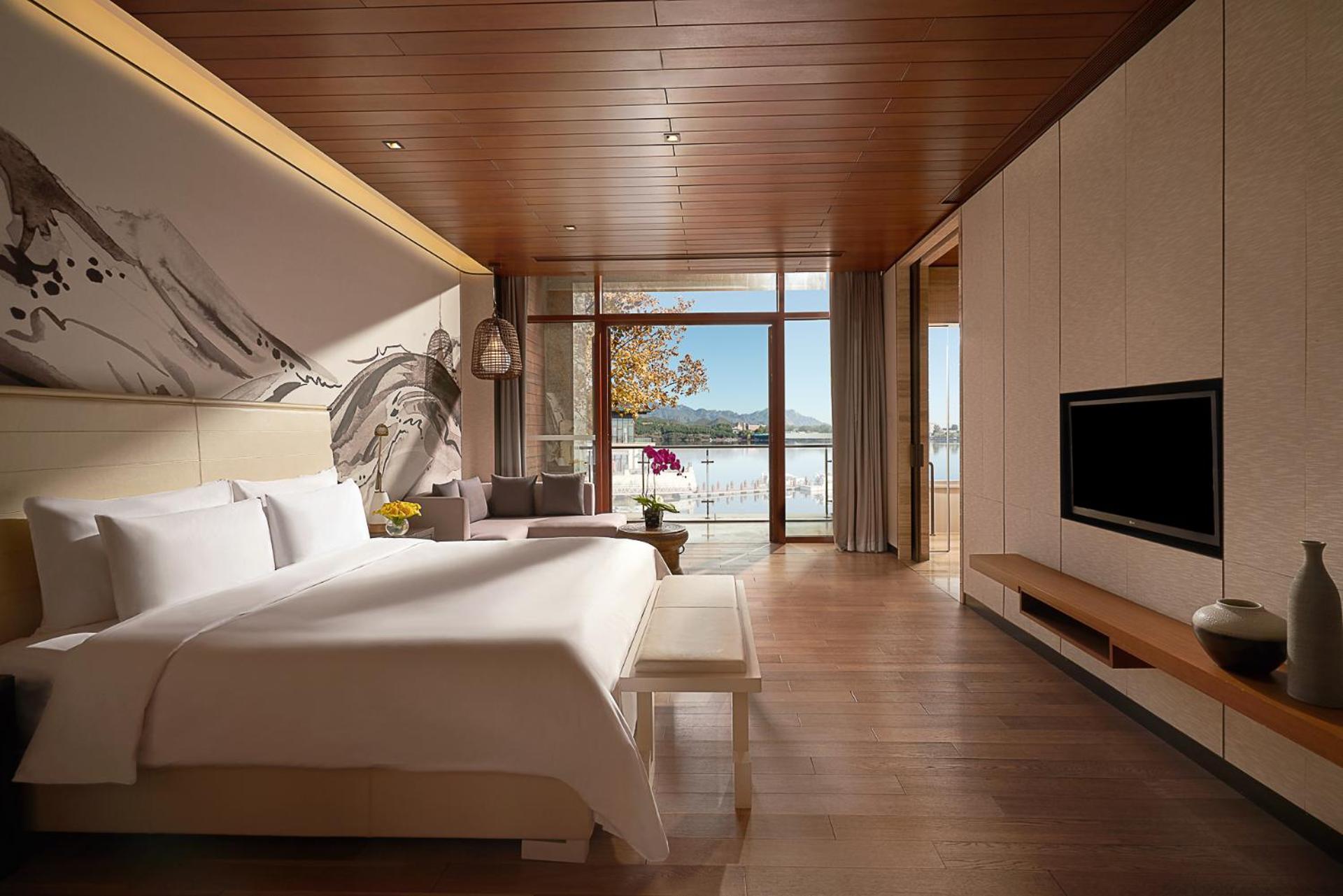 Grand Deluxe Lake View King Room photo 3