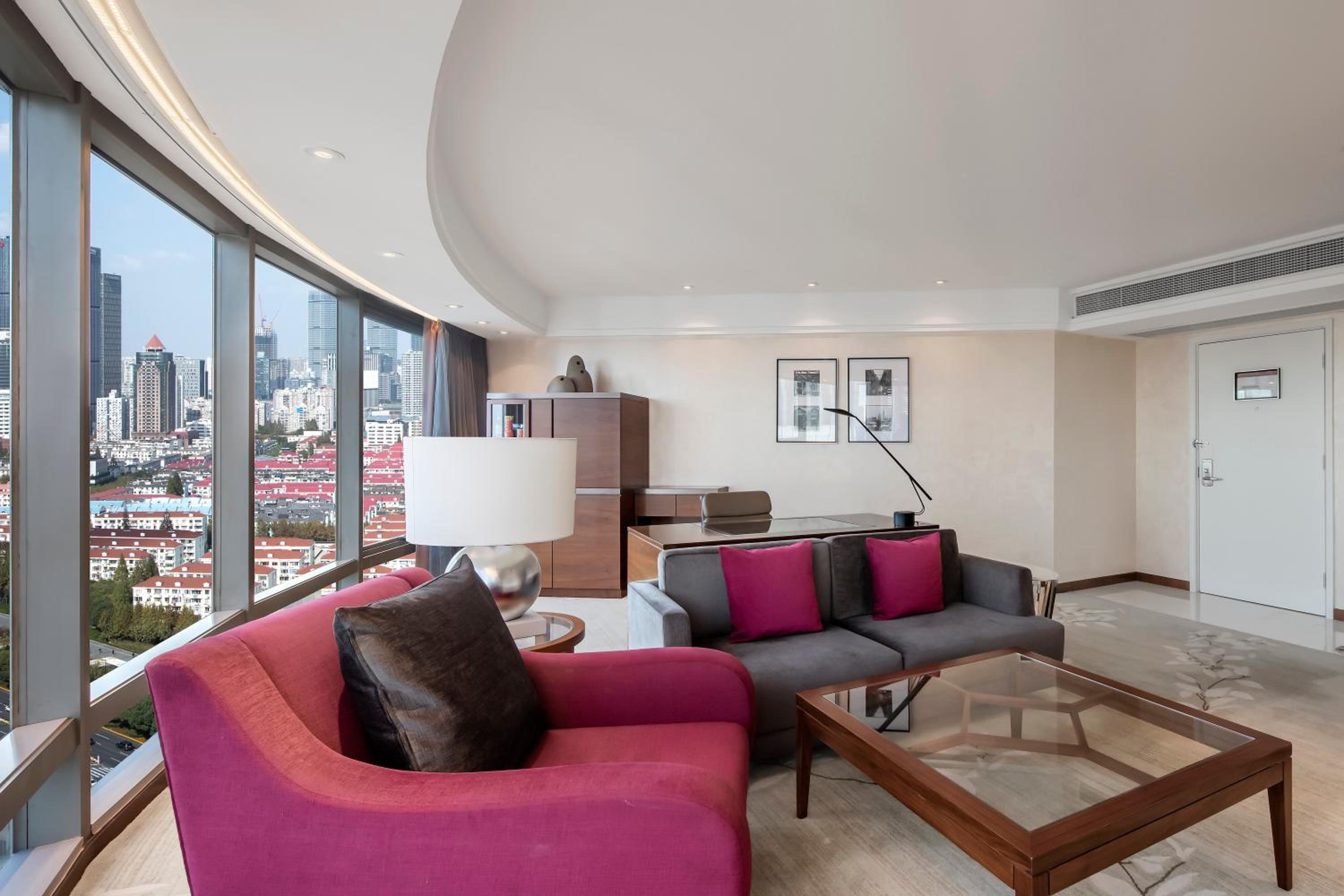 Diplomatic King Suite