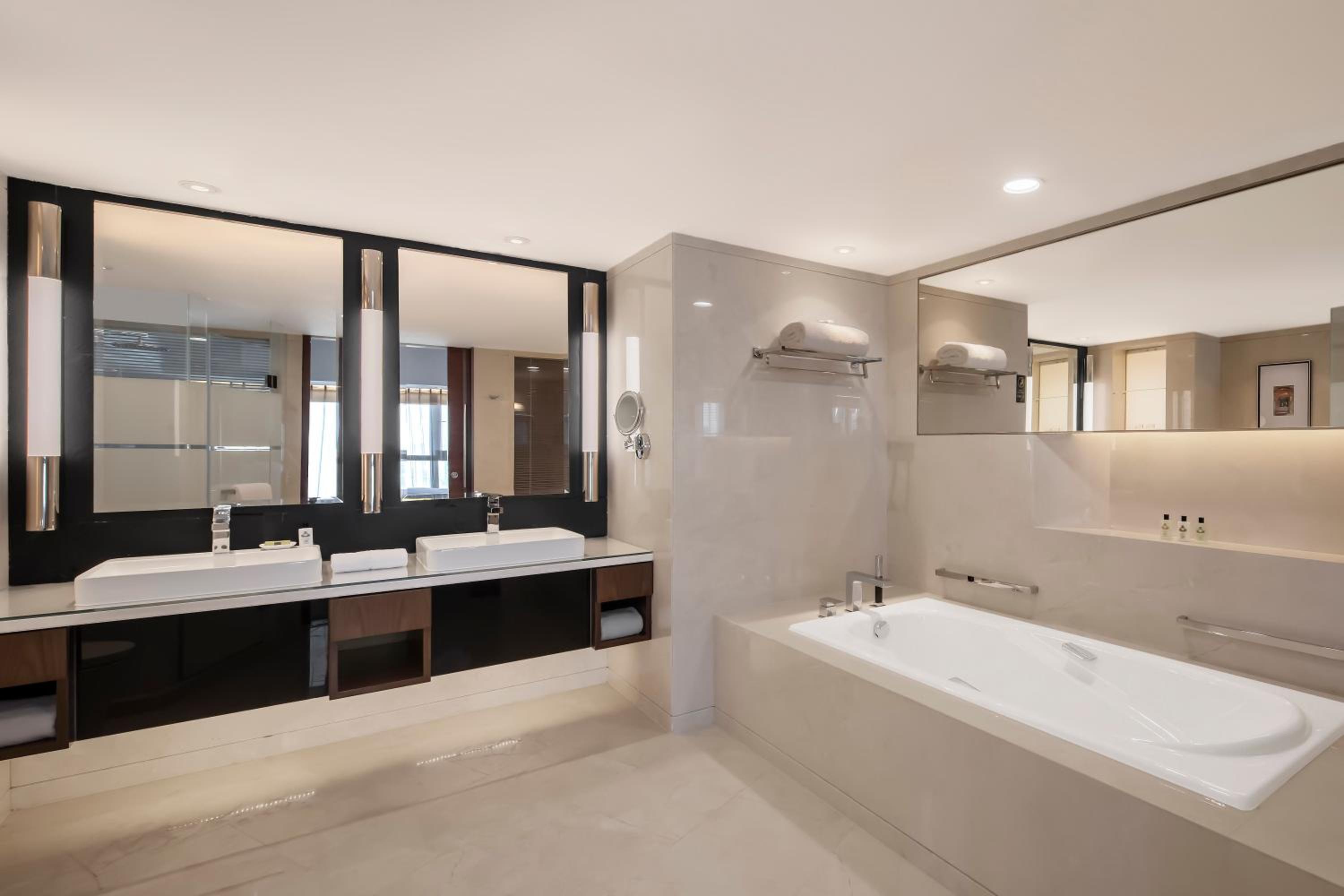 Junior King Suite - Club Lounge Access - Photo 4